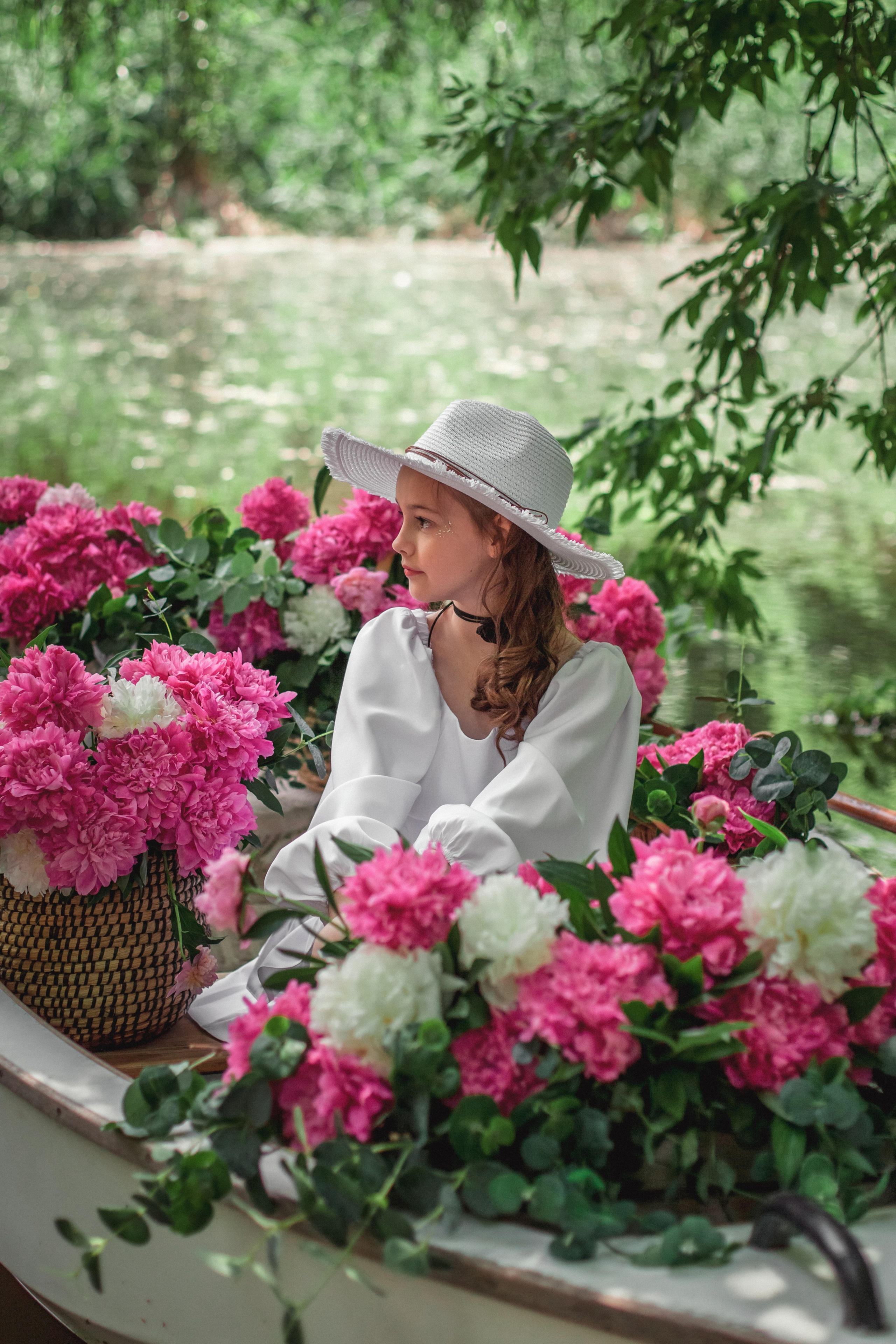 Екатерина и Вика в лодке с пионами. Фотограф в Волгограде Норченко Светлана