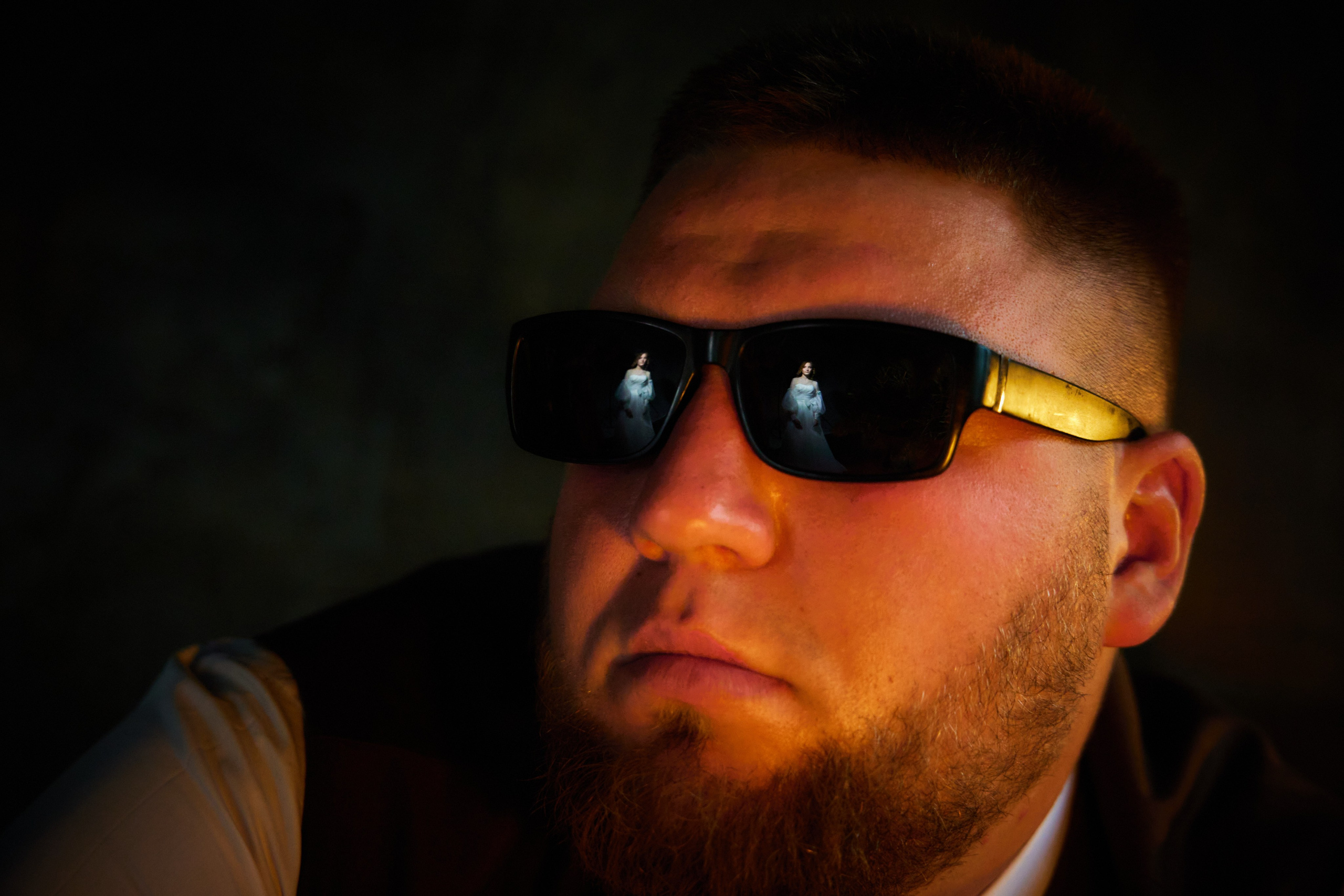 невеста отображается в черных очках жениха