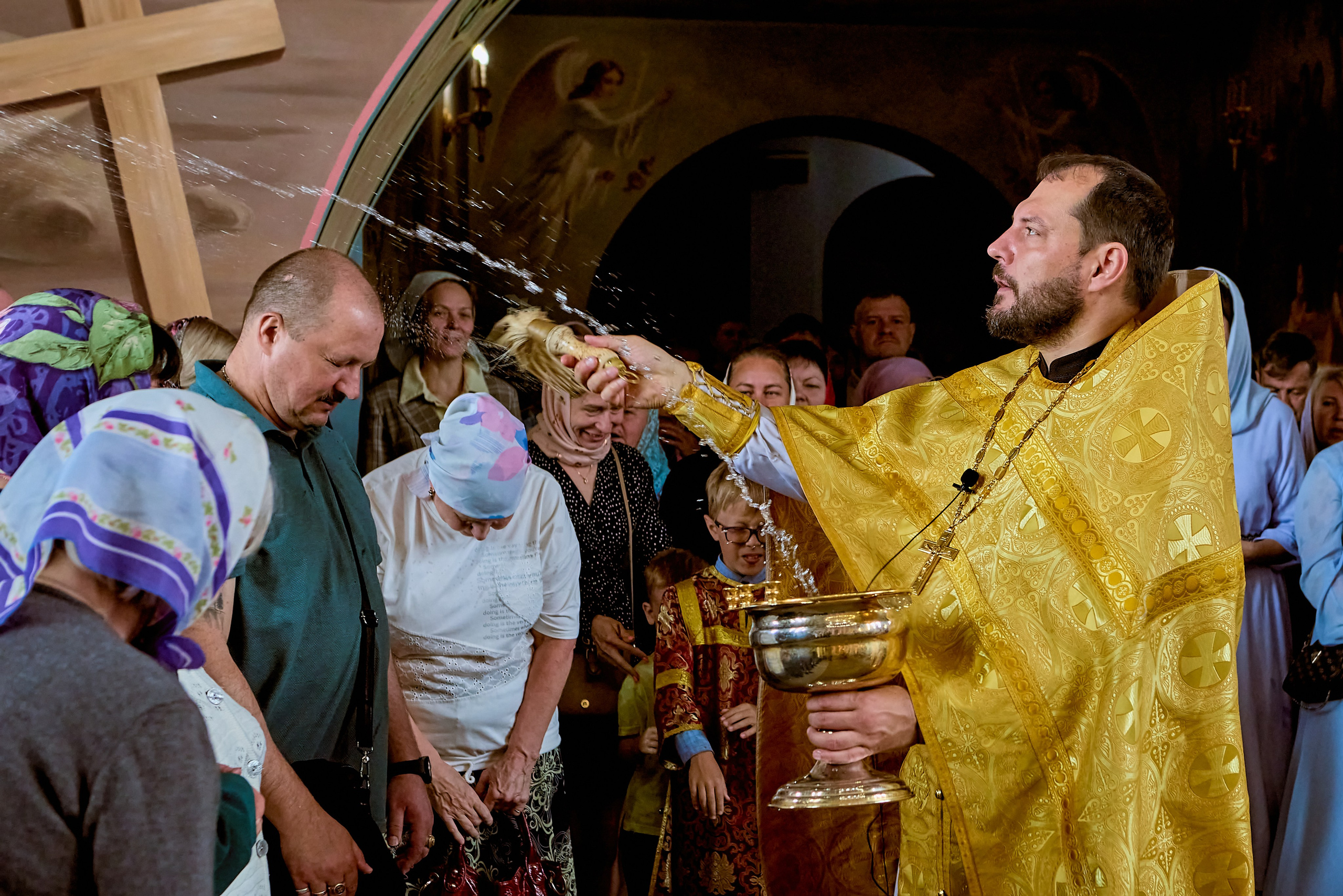 Священник во время Литургии, окропляющий верующих святой водой. Фотограф Дзержинск Николай Голованов