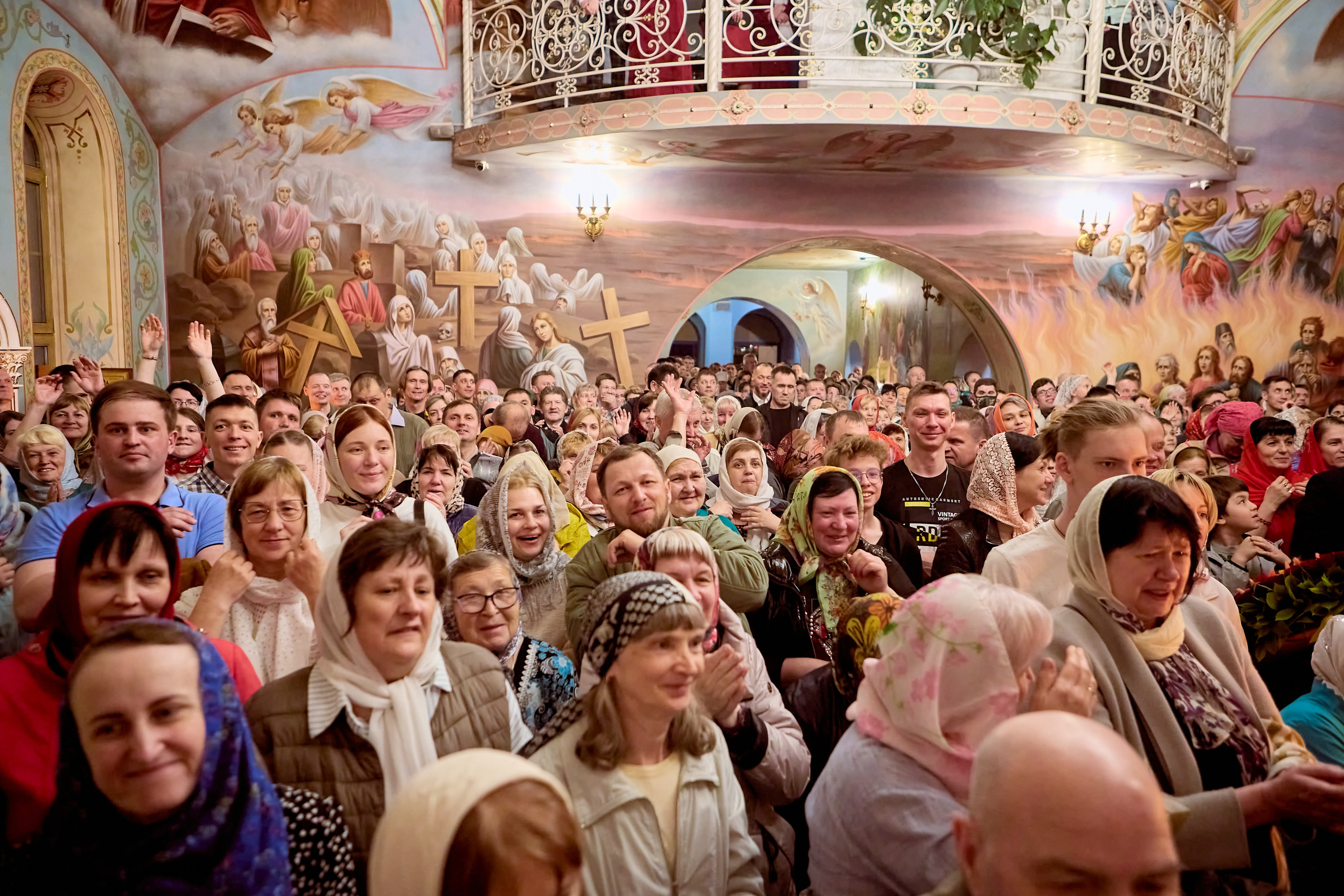 В Пасхальную ночь в храме преподобного Серафима Саровского г. Дзержинск. фото Николая Голованова.