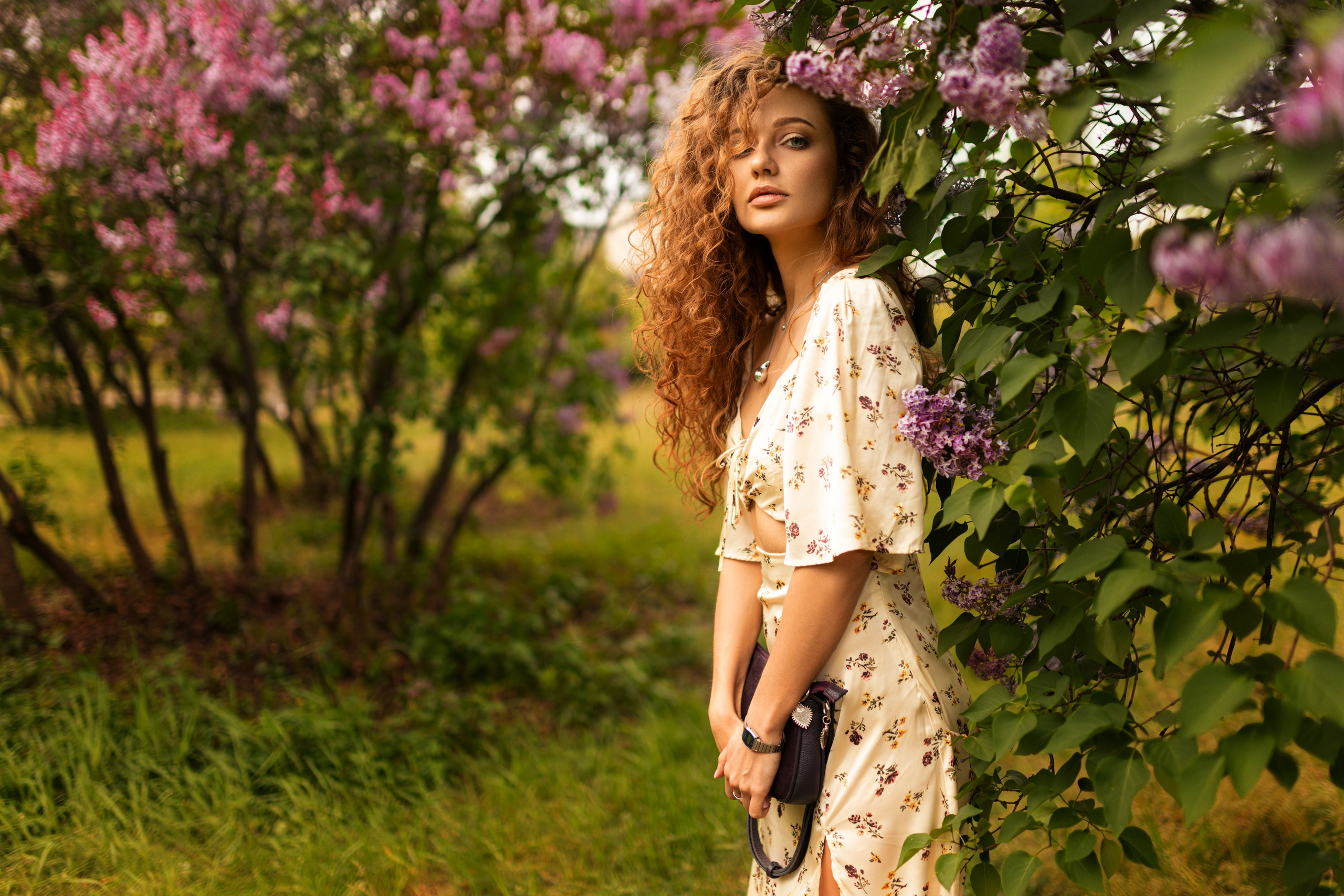 Фотосет с Дианой в цветущей сирени в Воронеже в формате для «себя». Дмитрий Шульгин, портретный фотограф в Воронеже