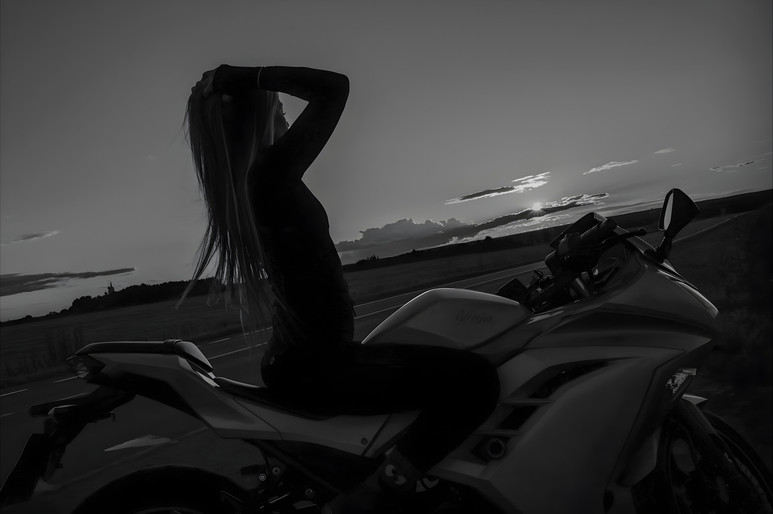 Женская фотосессия на байке
