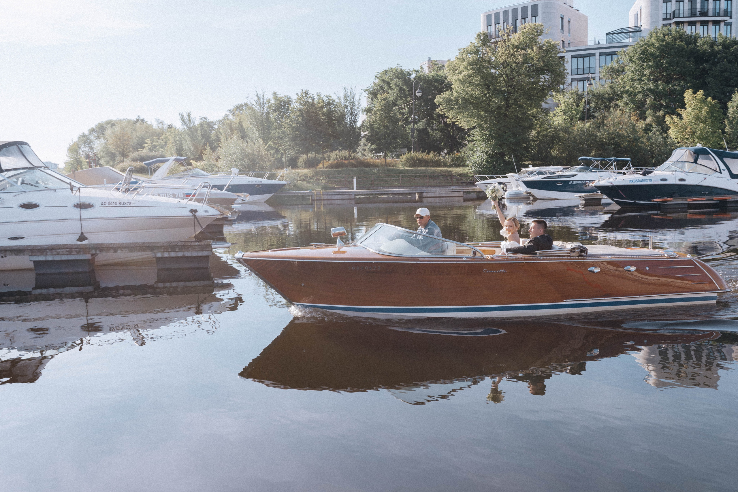 СВАДЕНБНАЯ СЬЕМКА НА КАТЕРЕ ПО КАНАЛАМ САНКТ-ПЕТЕРБУРГА И В АКВАТОРИИ НЕВЫ. Профессиональный фотограф, Санкт-Петербург — Виктория Богомолова