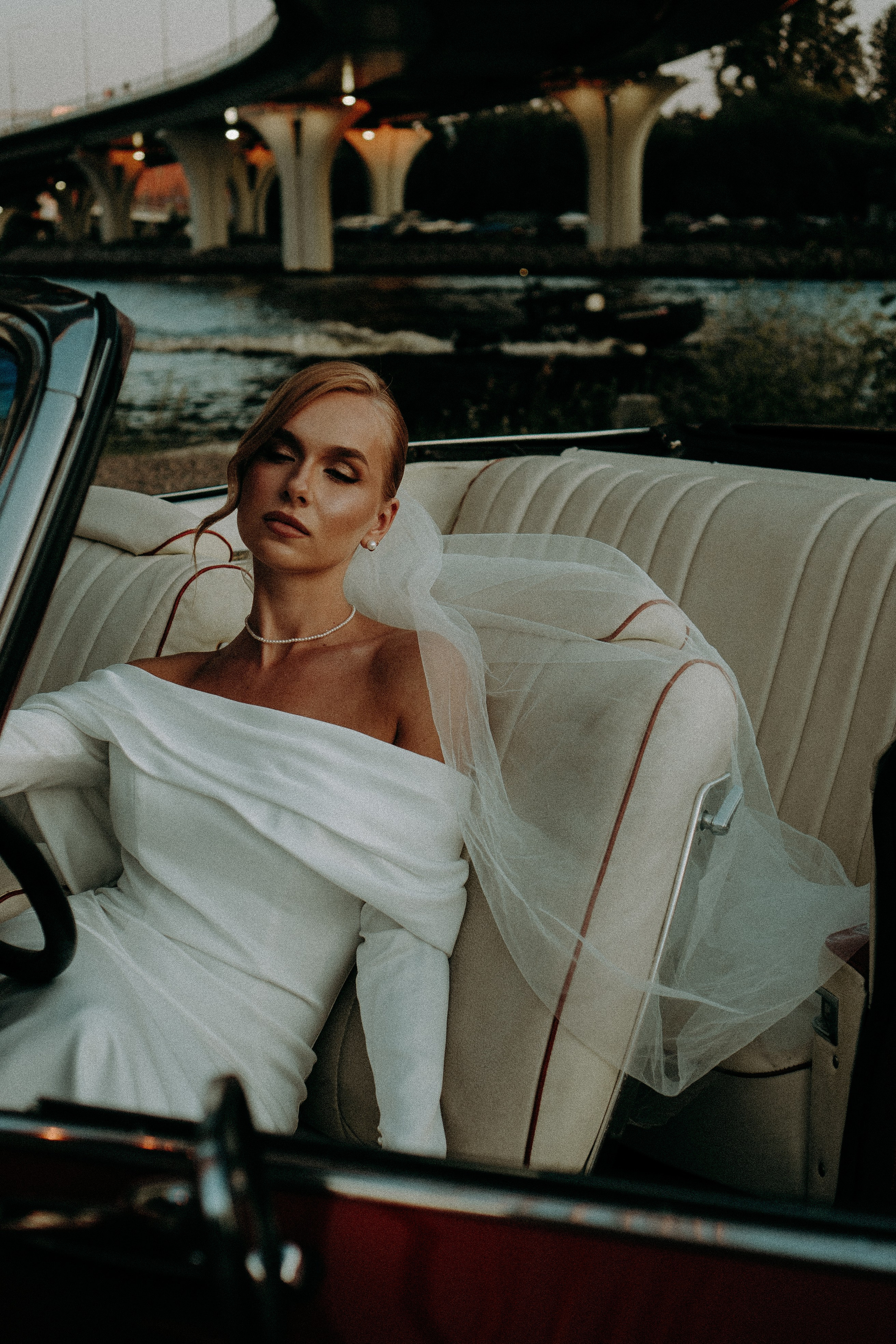 СВАДЕБНАЯ СЬЕМКА ВОЗЛЕ МСОТА БЕТАНКУРА НА КАБРИОЛЕТЕ. Профессиональный фотограф, Санкт-Петербург — Виктория Богомолова