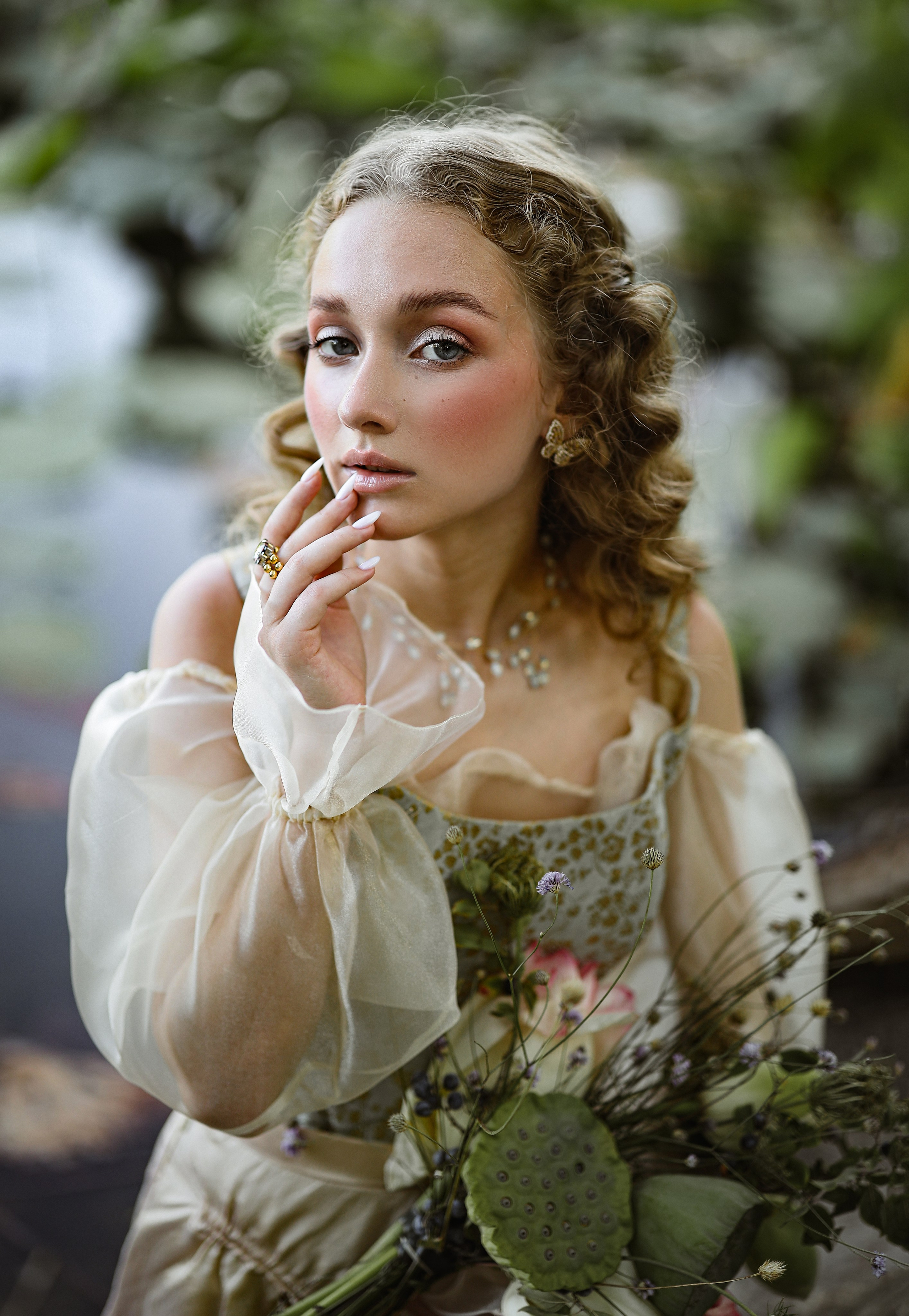 Красивая фотосессия девушки в воде в Сочи.