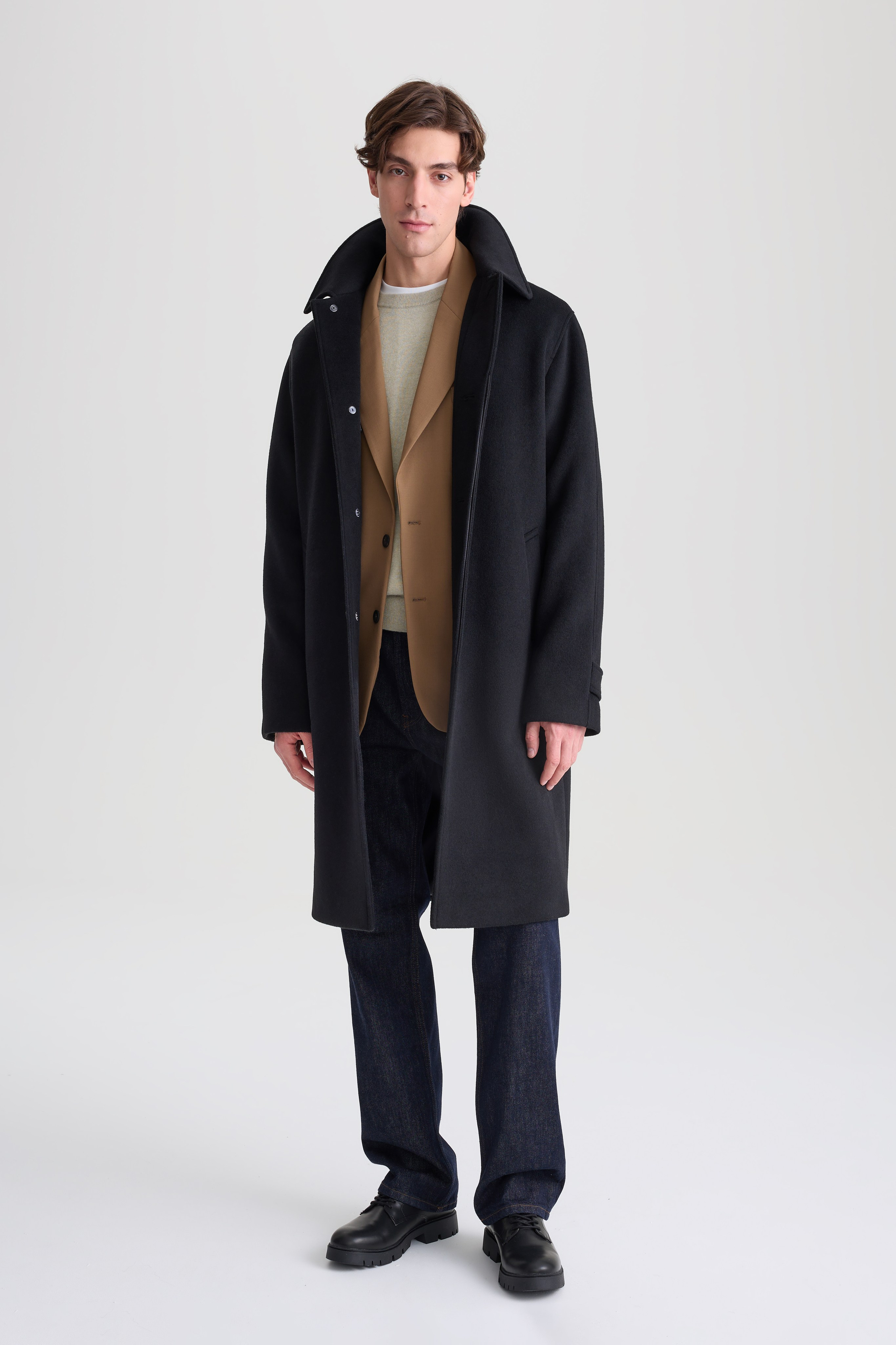 Фотограф Артём Галицкий. Специализируюсь на студийной съёмке одежды: каталоги, лукбуки, предметная съёмка. Опыт работы с fashion-брендами, маркетплейсами и коммерческими проектами. Грамотно выстраиваю свет, работаю быстро и точно под задачу. Также имею опыт работы гафером — отлично знаю световое оборудование и техническую сторону съёмочного процесса.