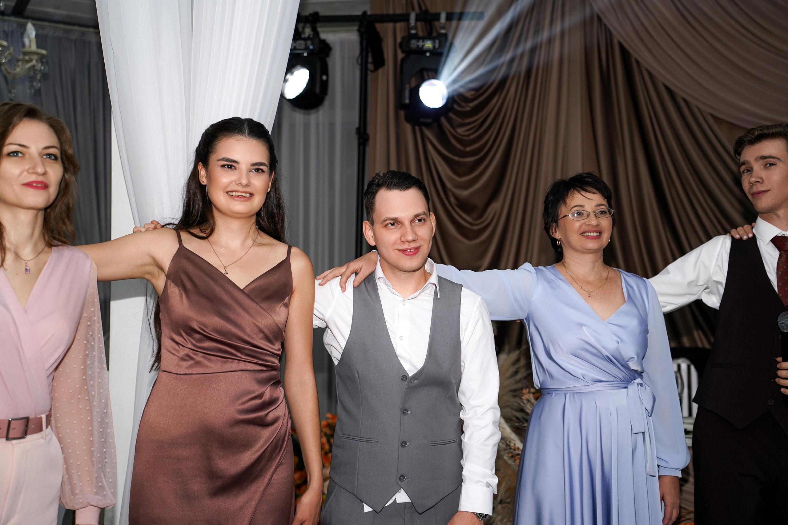 Свадебный банкет в беседке. Свадебный фотограф в Ростове-на-Дону. Таинство Крещения и Венчания, семейные фотосессии. Алёна Чёботова