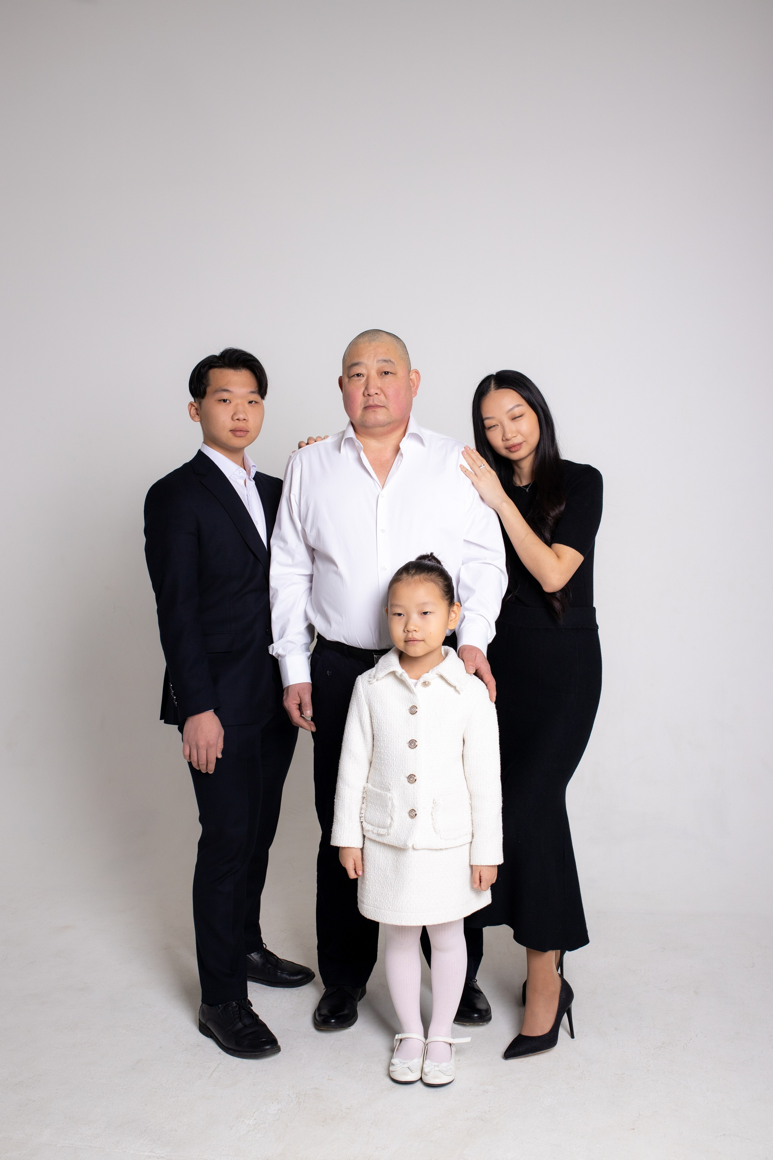 Семейная фотосессия на циклораме с импульсным светом. Фотограф в Железнодорожном и Балашихе