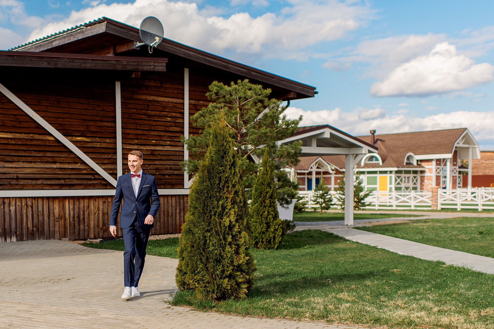 выход жениха  на торжественной регистрации бракосочетания