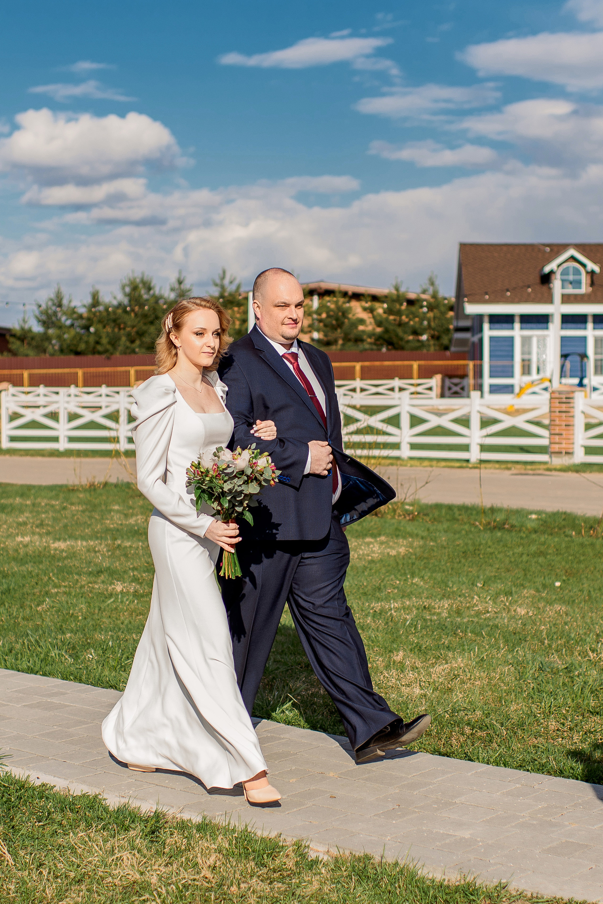 выход невесты с отцом  на торжественной регистрации бракосочетания