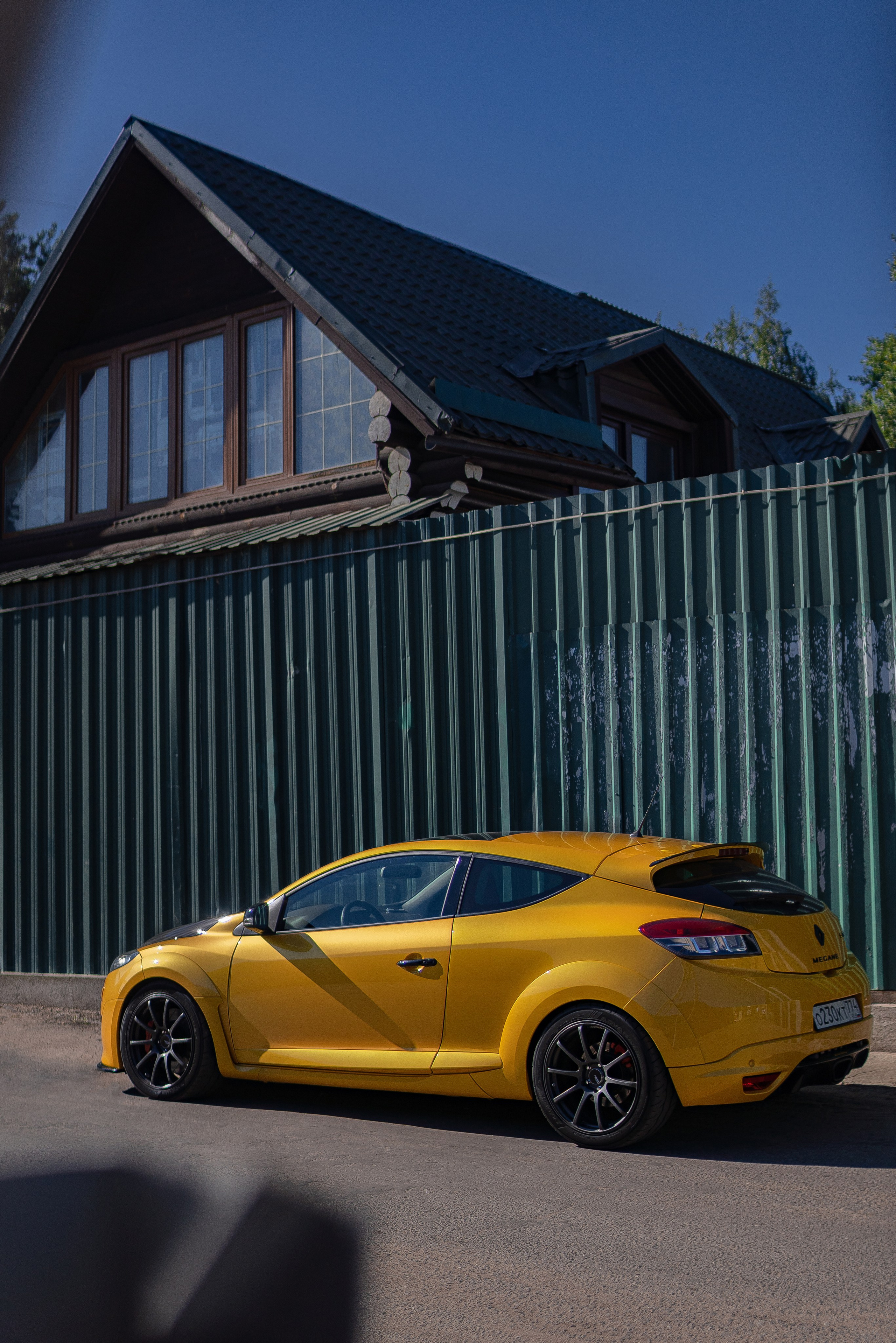 Спортивный хэтчбэк ездит по улицам Москвы. Жуков Илья  свадебный фотограф в Москве