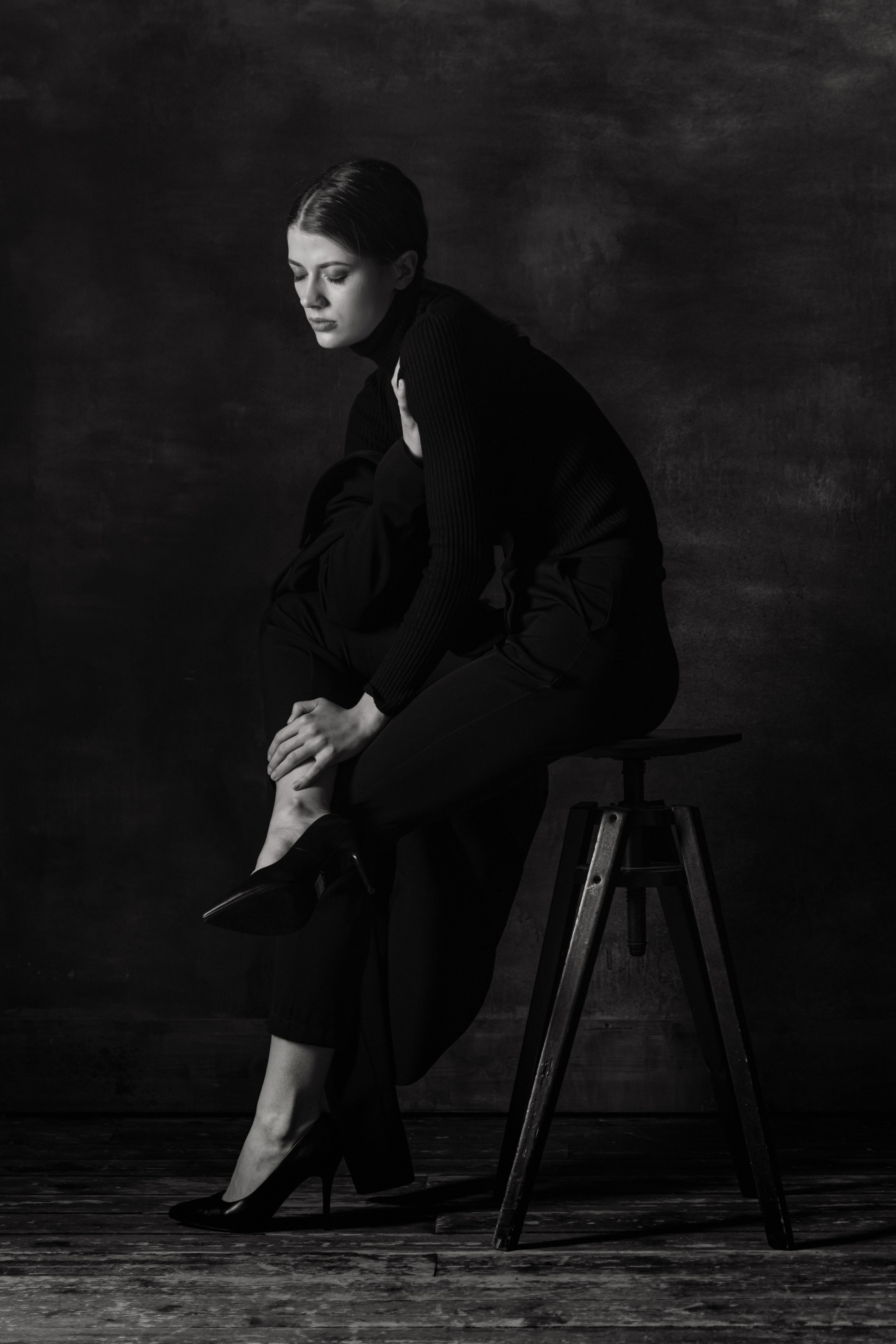 классический портрет девушки на стуле в студии, фотограф в москве гладков дмитрий