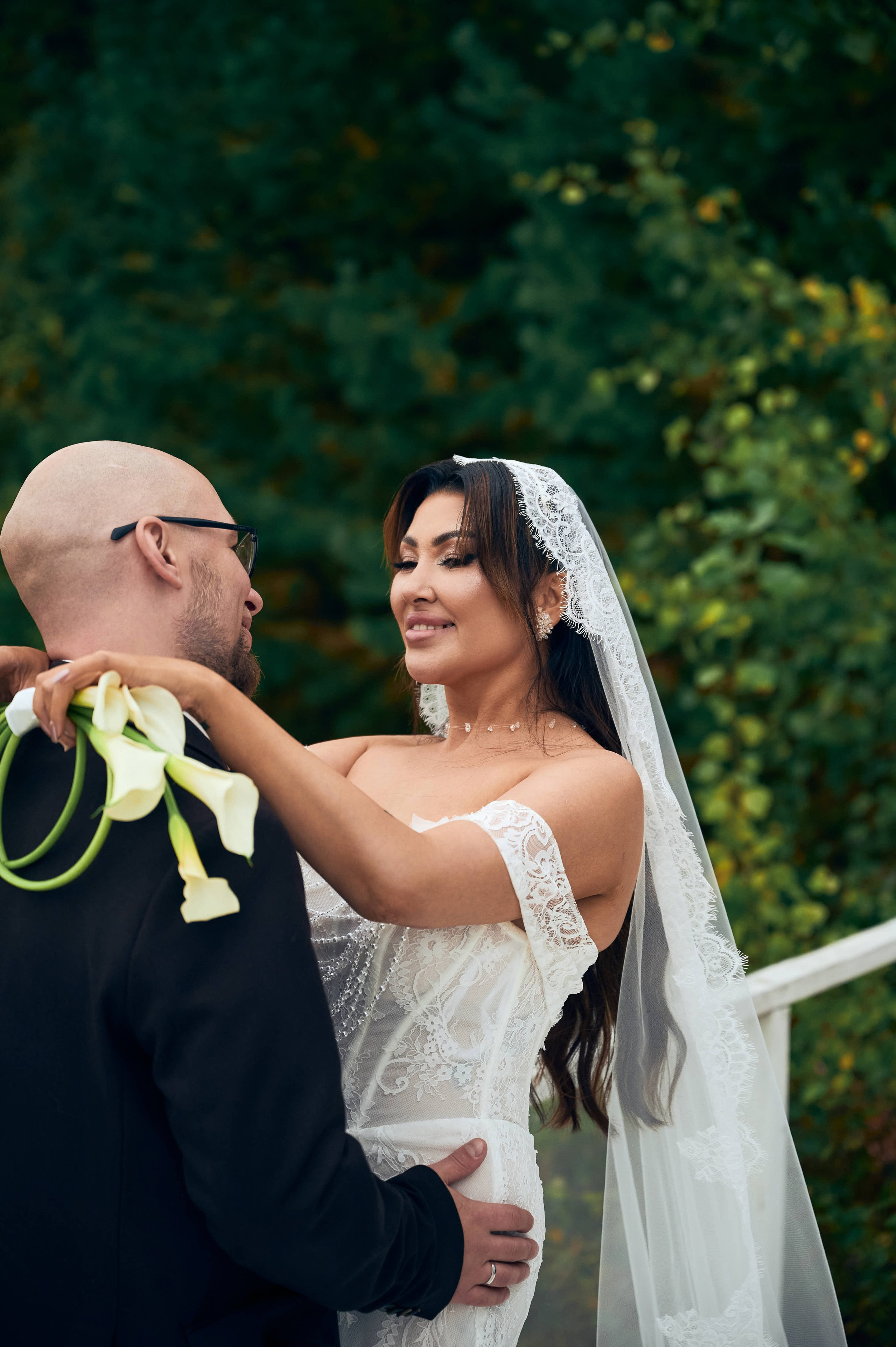 Искренние эмоции молодожен на свадьбе