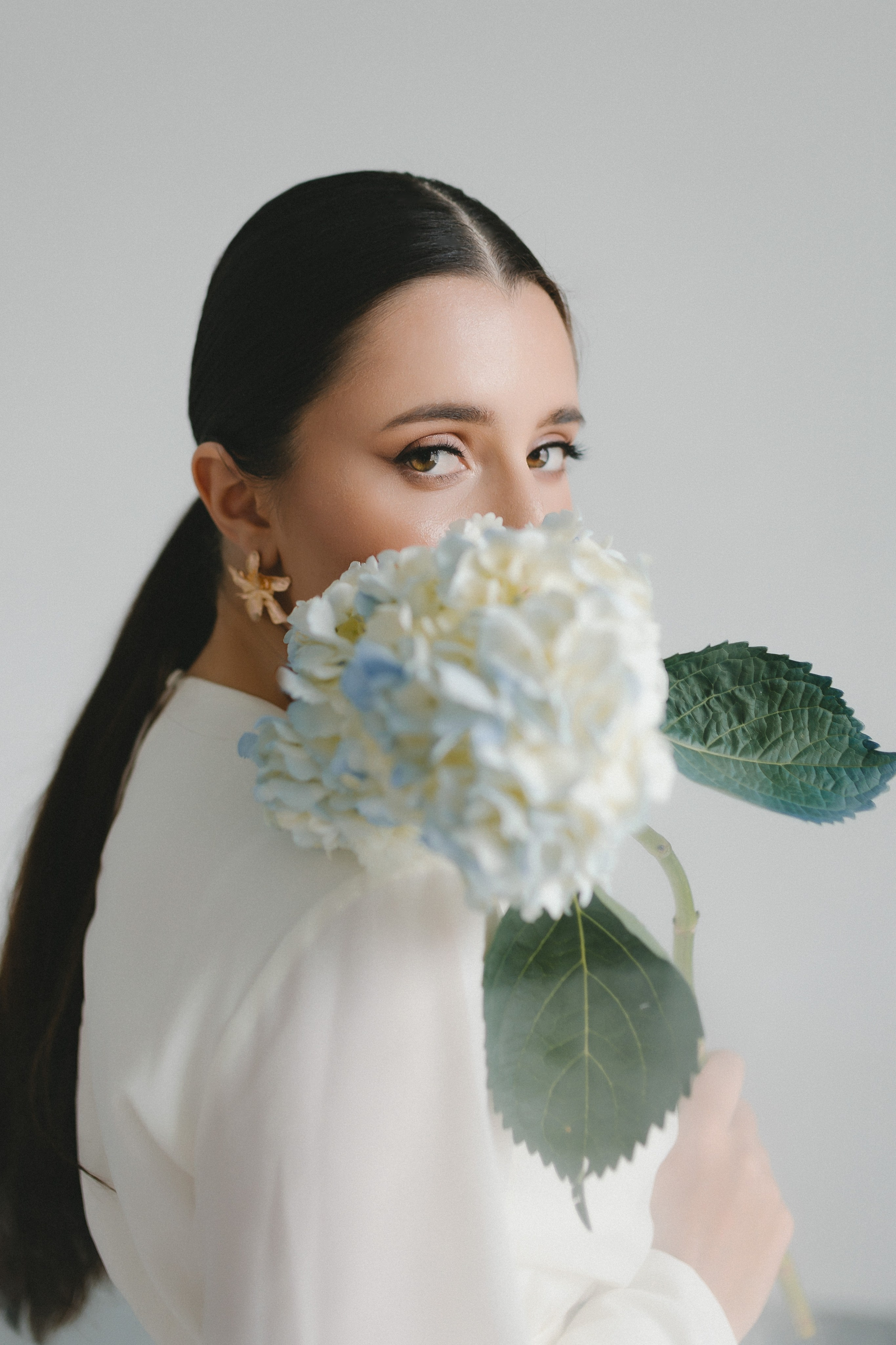 Нежная фотосессия с гортензией. Фотограф и видеограф в Мурманске, Москве Екатерина Нечаева