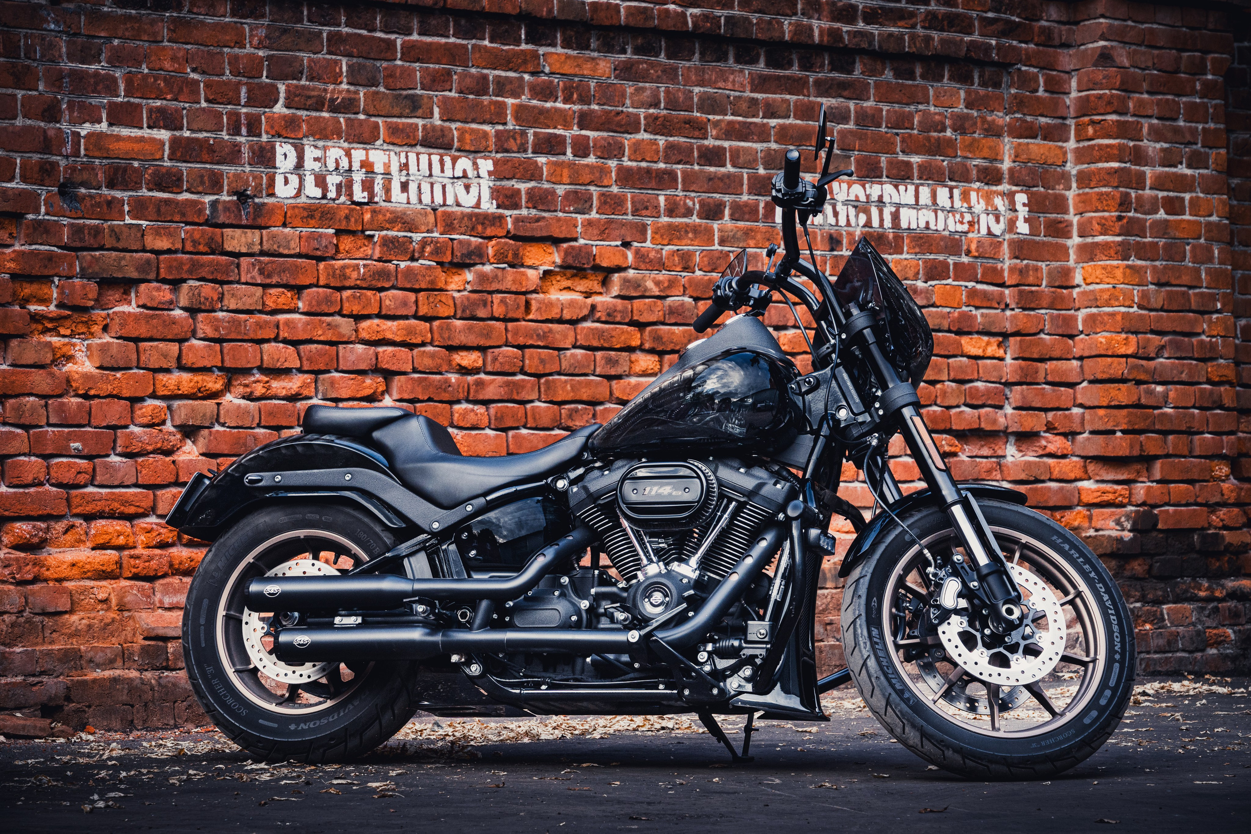 Художественная роспись по металлу на чёрном Harley-Davidson — мотивы из фильма «Alien»
