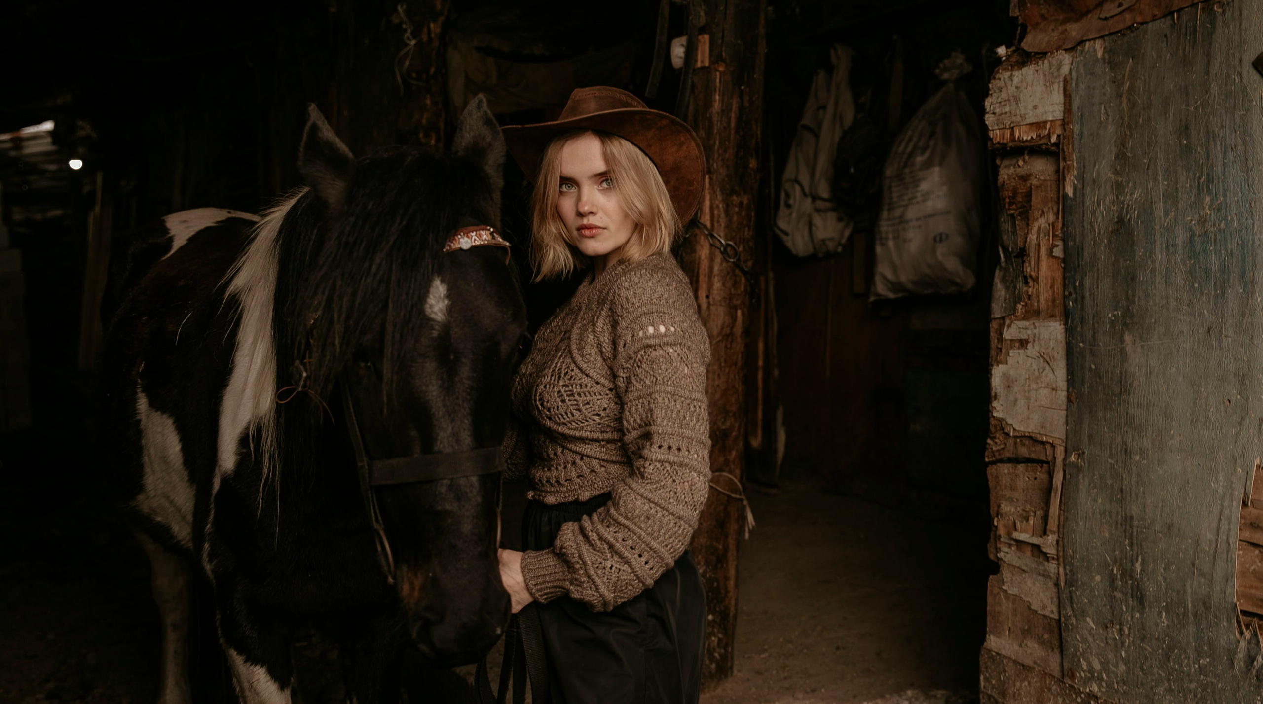 Весенняя фотосессия с лошадью в образе ковбоя на конюшне в Северной Осетии, в Дигории, фотосессия с лошадью, фотосессия на конюшне, фотосессия в горах, фотосессия в горах с лошадью, фотосессия в одежде ковбоя, фотосессия летом, фотосессия осенью, фотосессия в Осетии