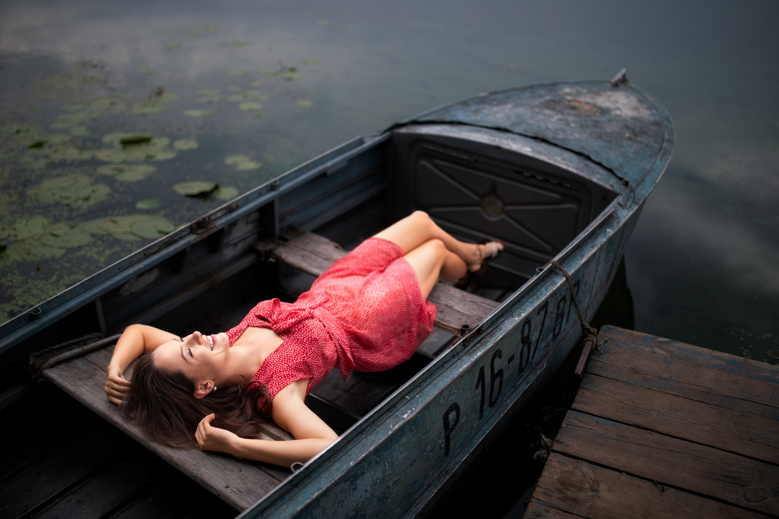 Съемка с Екатериной на рассвете на берегу реки