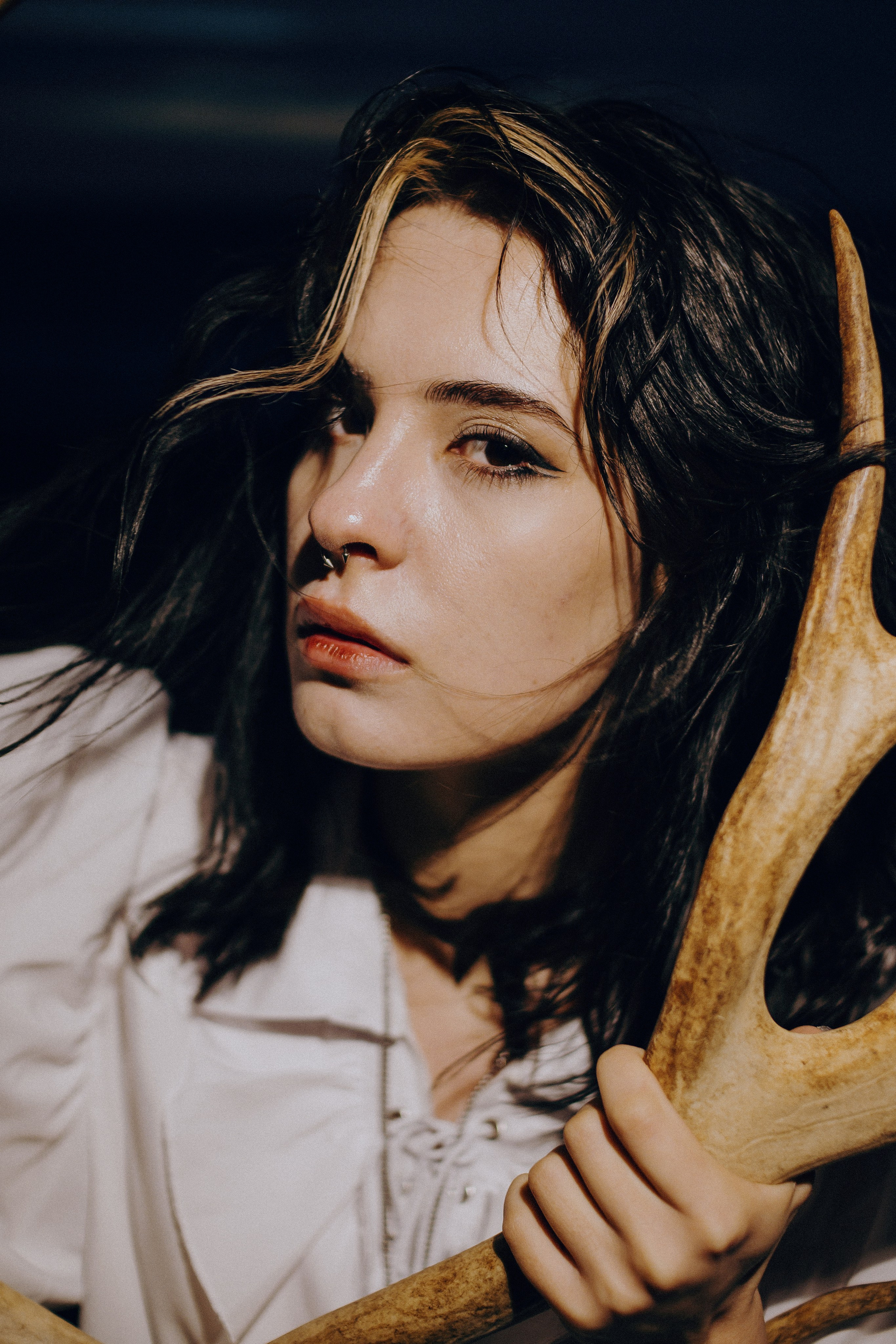 Съёмка у моря с оленьими рогами