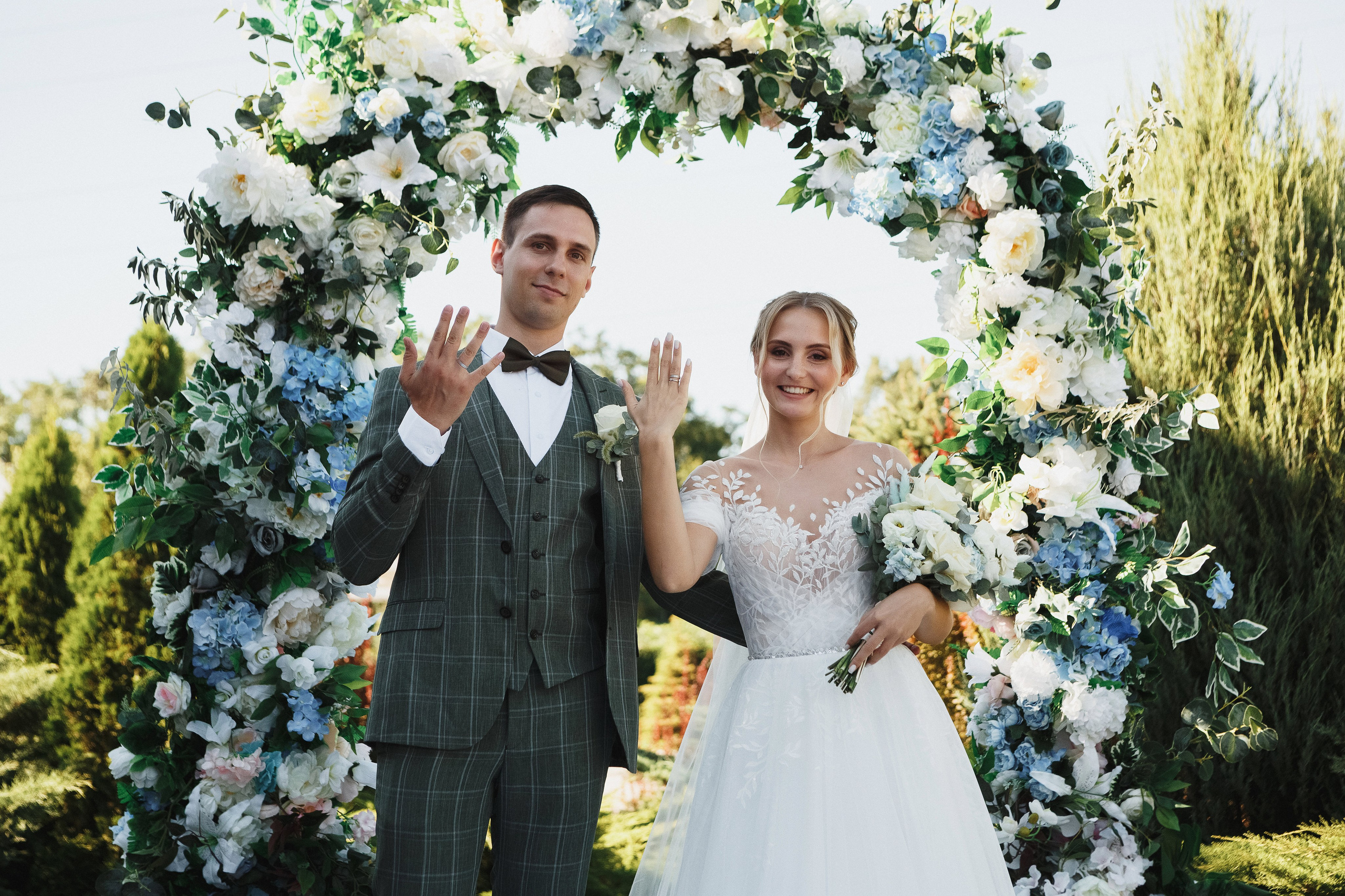 Фотография выездной регистрации в свадебный день Виктора и Анастасии в замечательном месте – Голден Хорс в Таганроге. Молодожены обмениваются клятвами под открытым небом, окруженные красотой природы и умиротворяющей атмосферой.