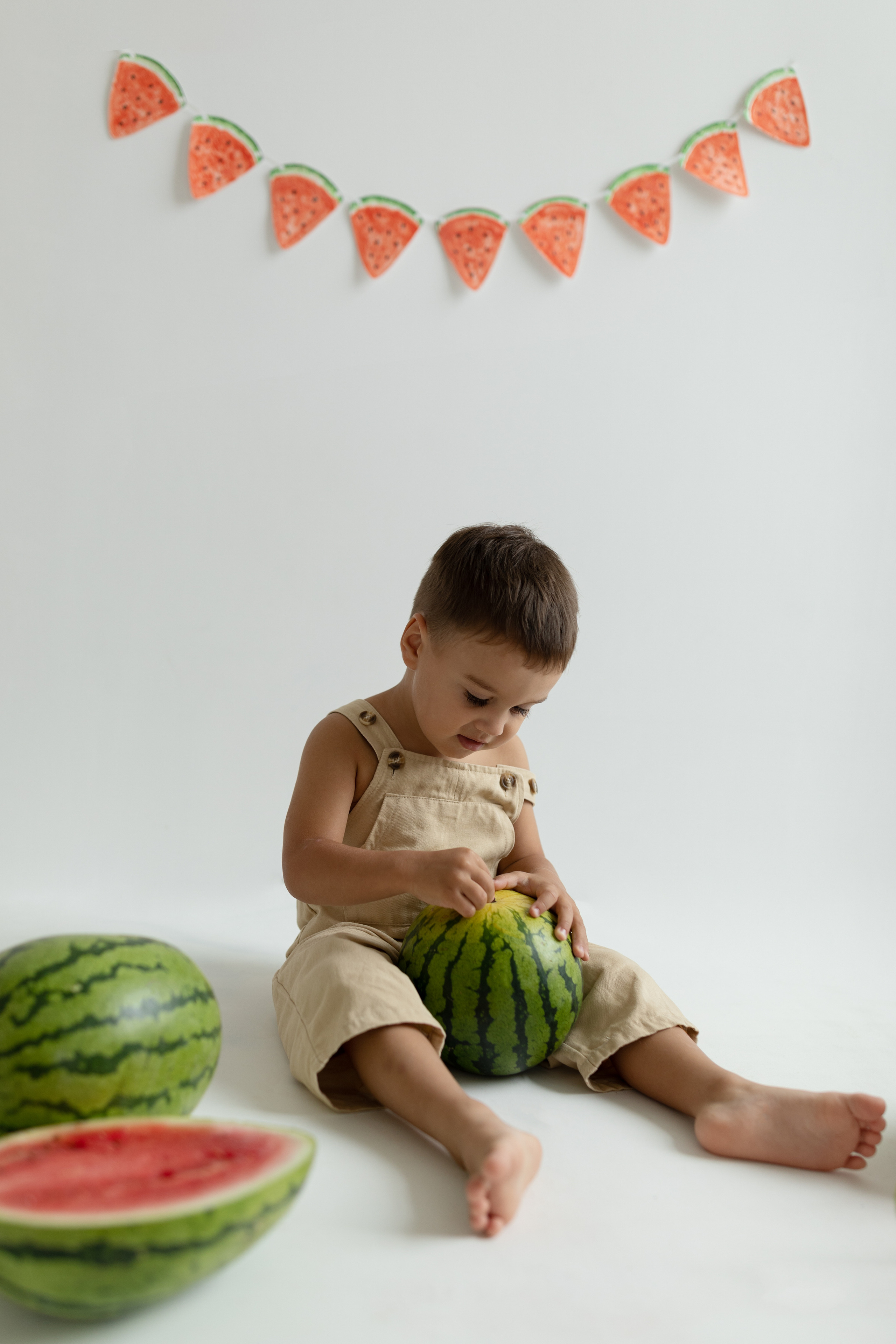 Паша с арбузами на фотодне. Фотограф на годик Хабаровск Детский и семейный фотограф в Хабаровске Юлия Матвиенко