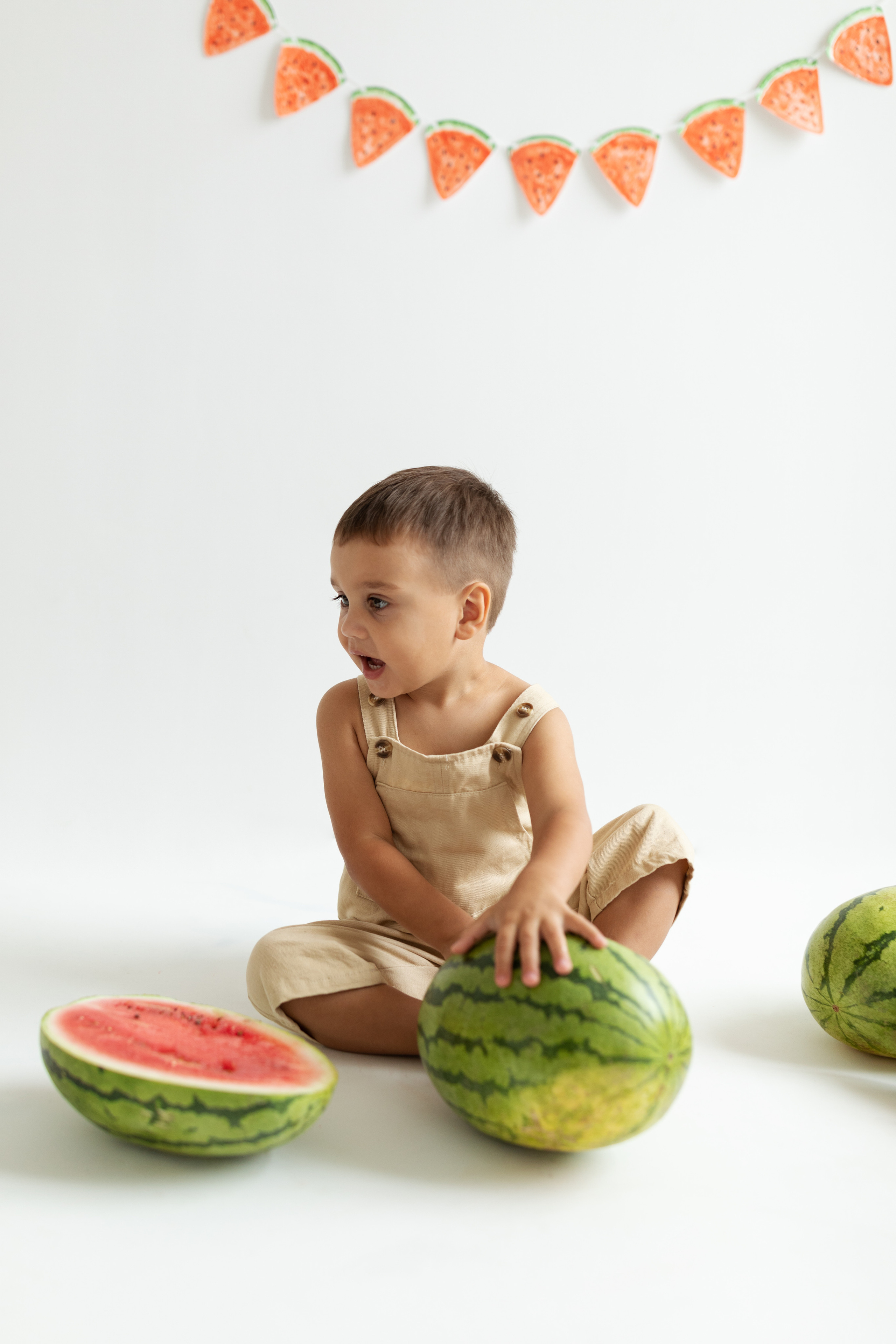 Паша с арбузами на фотодне. Фотограф на годик Хабаровск Детский и семейный фотограф в Хабаровске Юлия Матвиенко