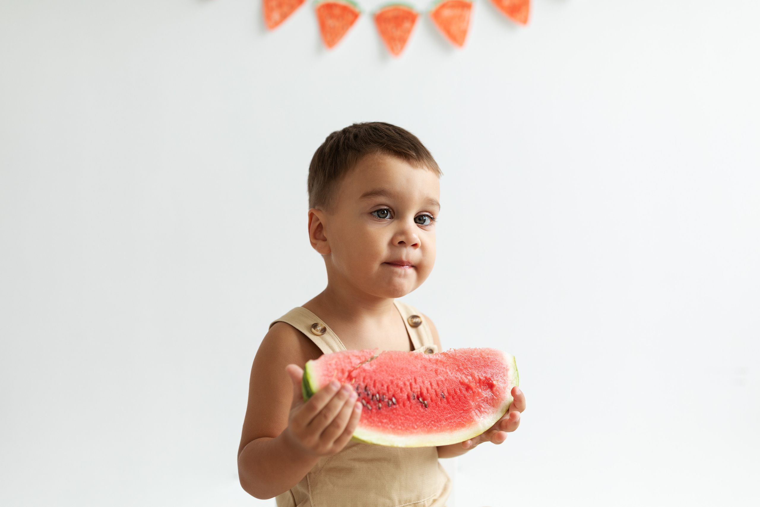 Паша с арбузами на фотодне. Фотограф на годик Хабаровск Детский и семейный фотограф в Хабаровске Юлия Матвиенко