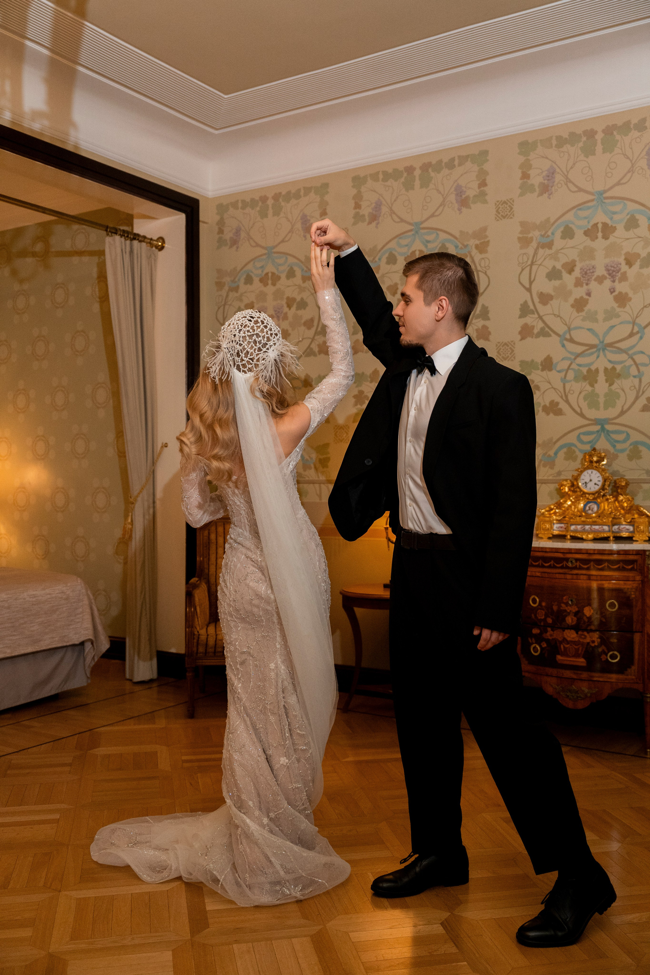 Свадебная фотосессия в отеле Метрополь. Свадебный фотограф в Москве Анна Полушина