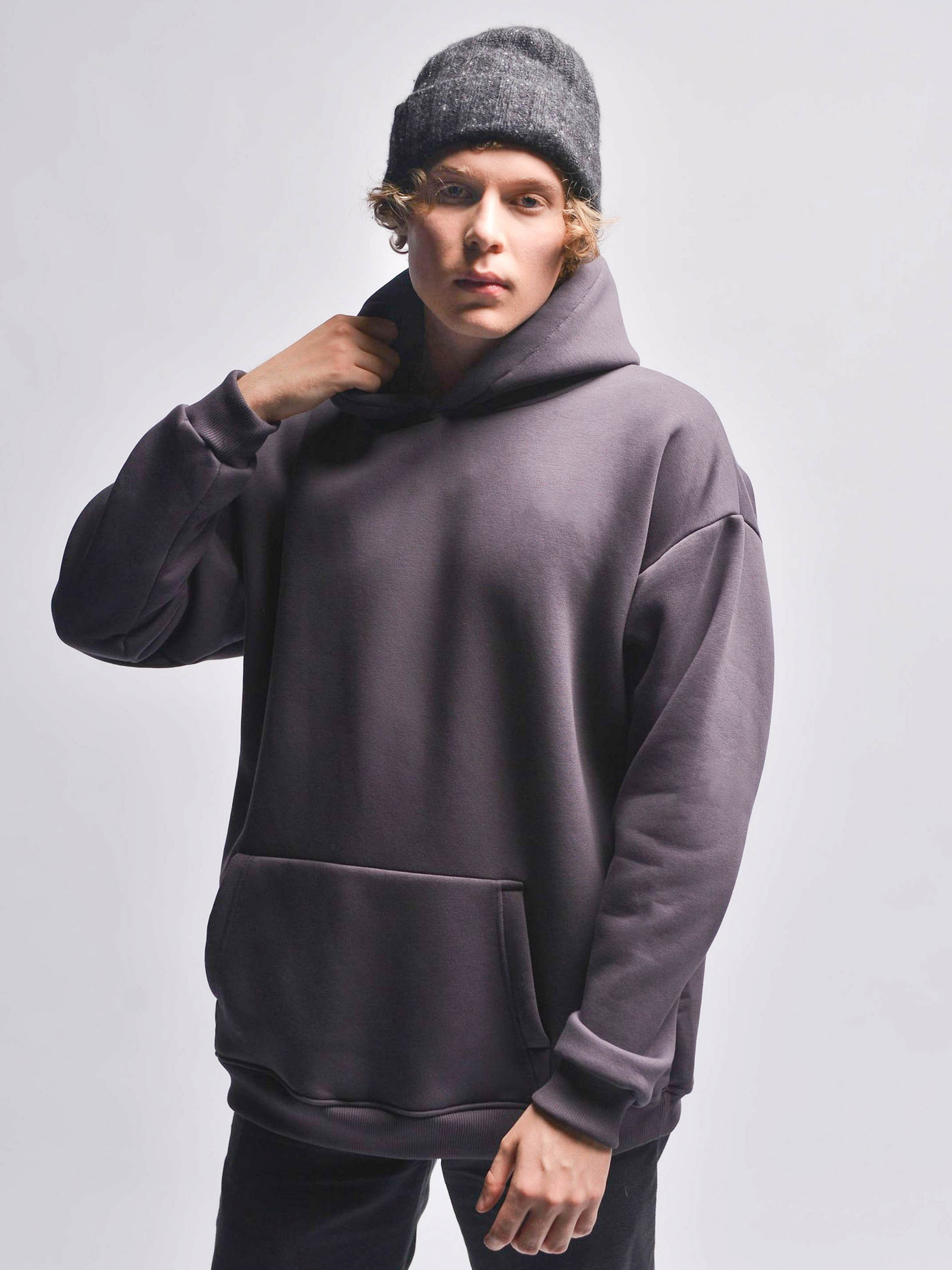 Модельная фотосъемка для представления товаров на интернет-площадках.