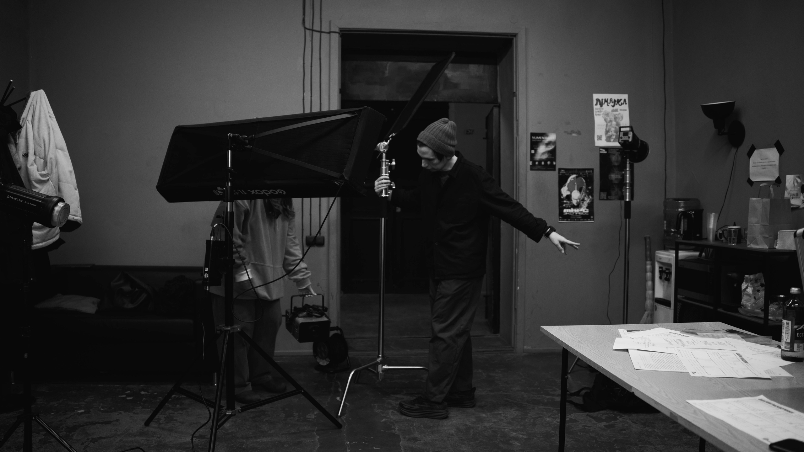 BACKSTAGE. V