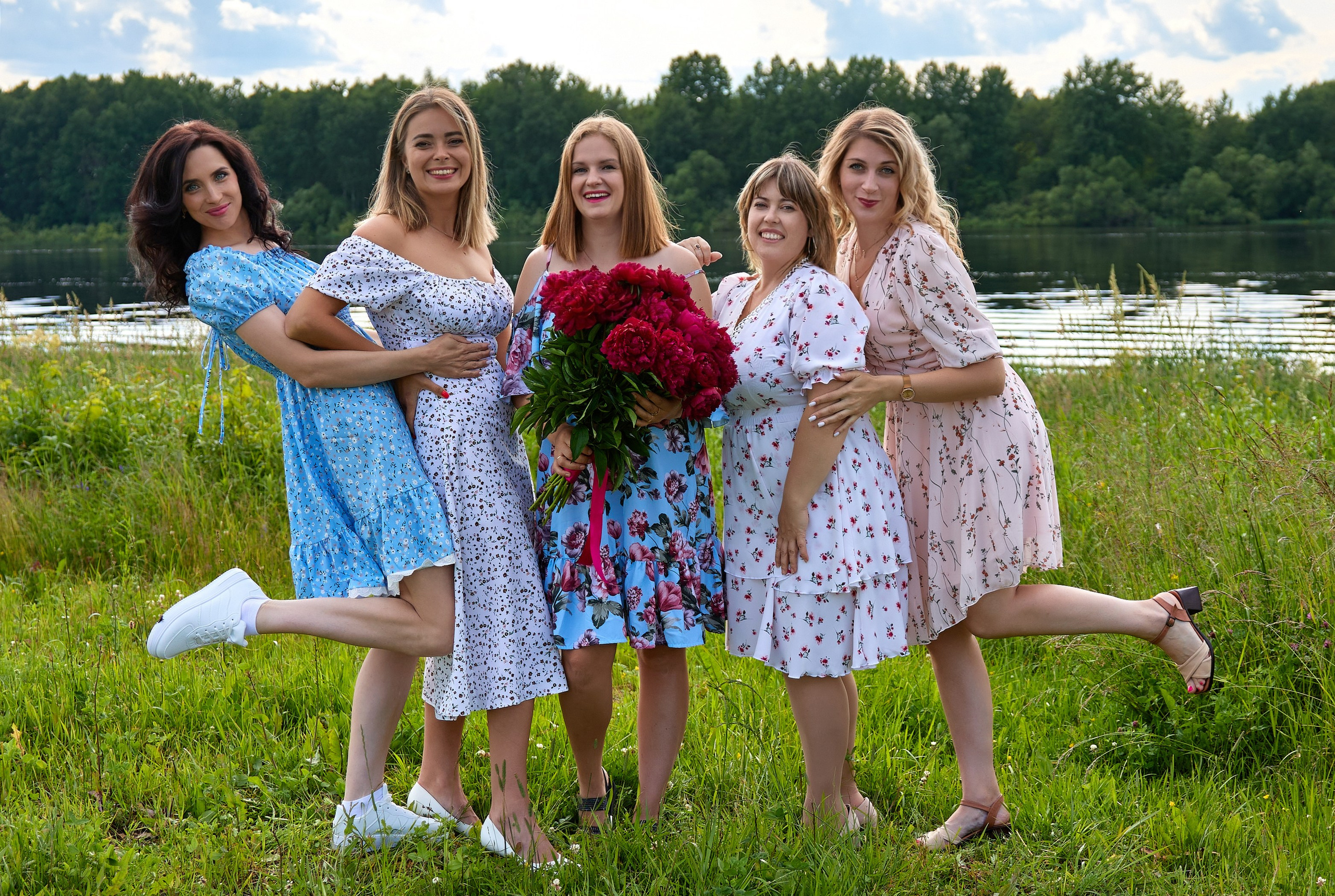 Летняя фотопрогулка. Мария, Татьяна, Евгения, Кристина и Александра. Фотограф Люся Воробьева
