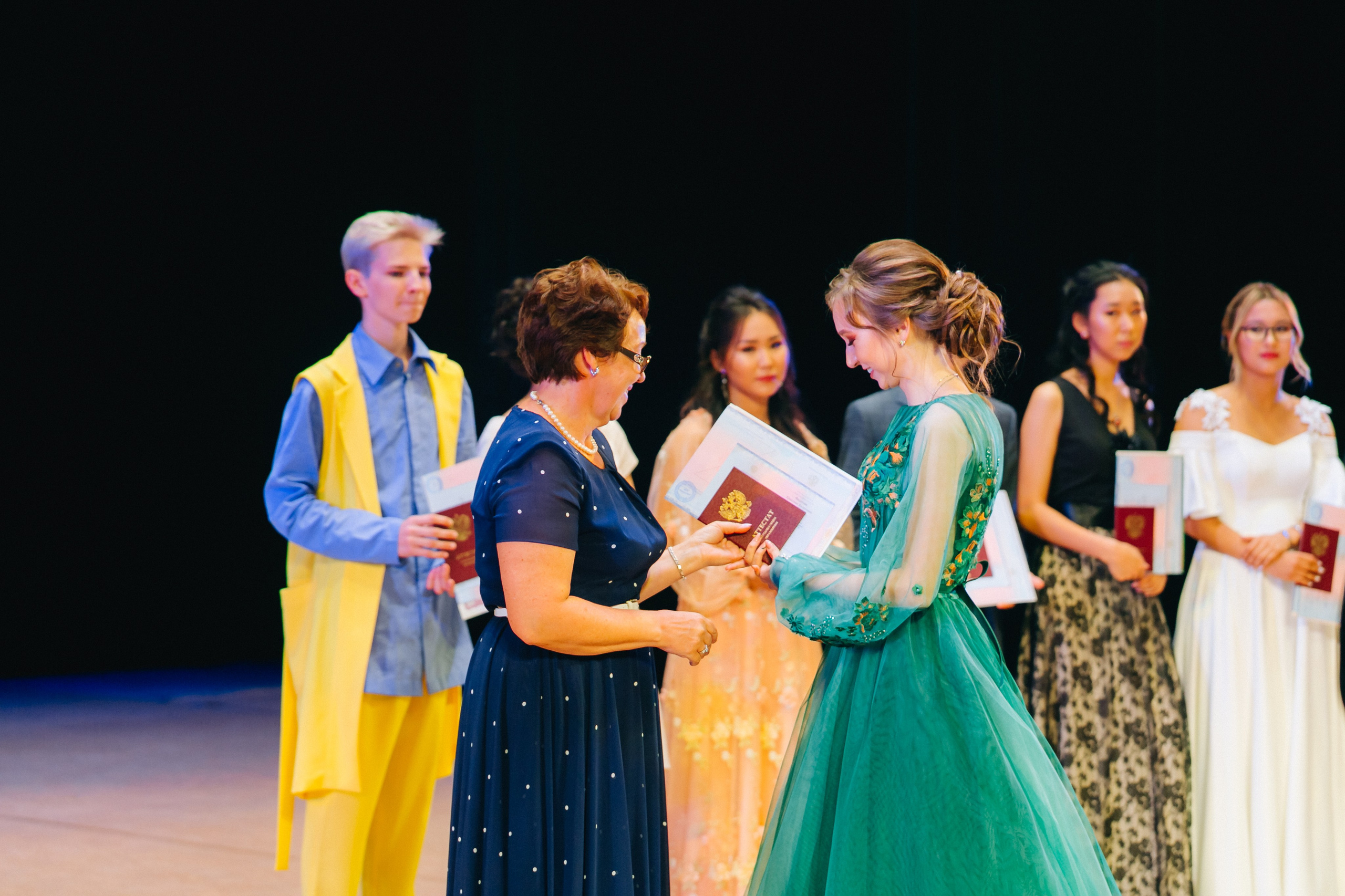 Вручение аттестатов 14 Гимназия. Свадебный и семейный фотограф в Улан-Удэ