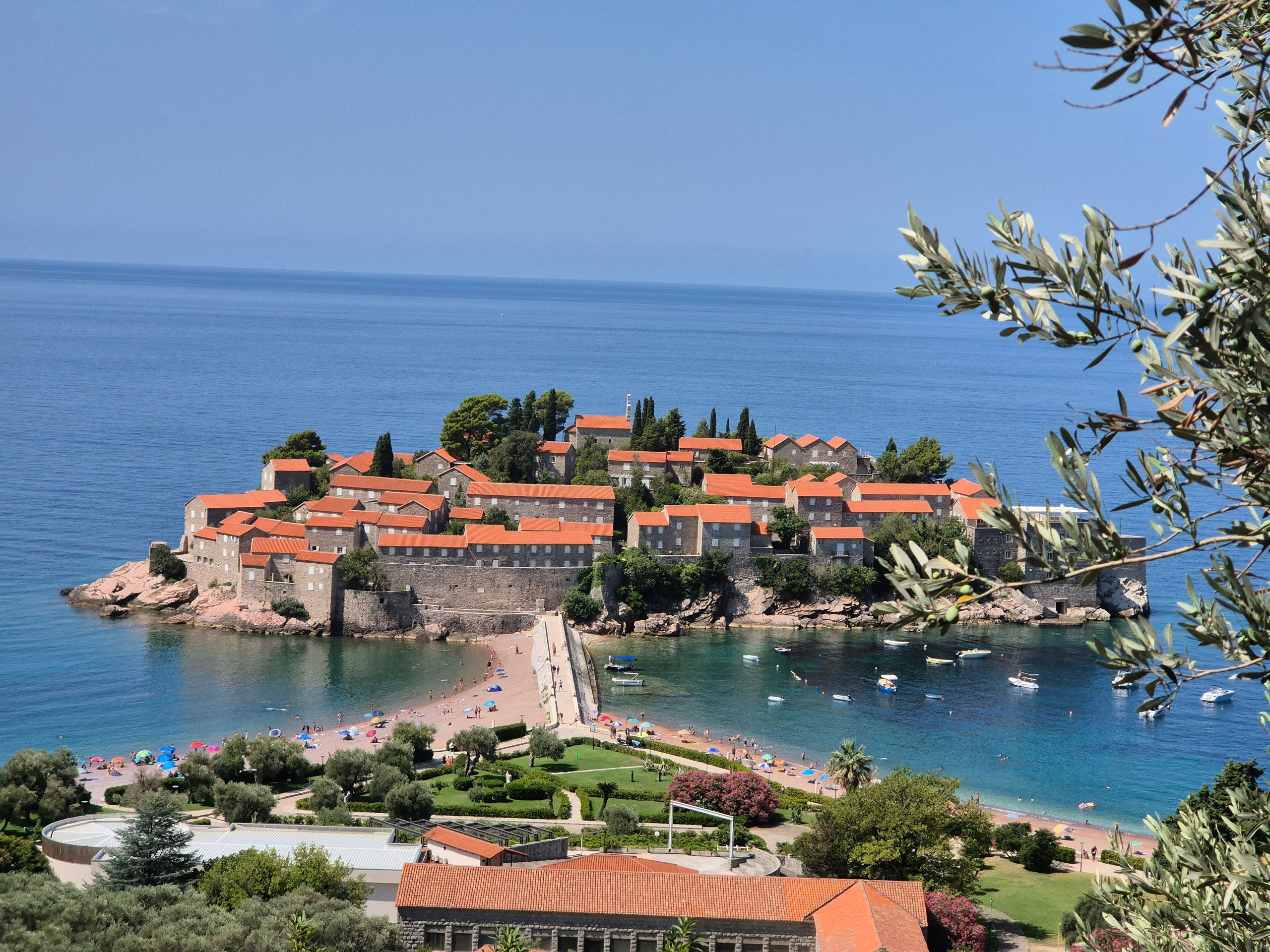 Самый известный кадр из Черногории - остров св. Стефана. Остров соединен с материком искусственным перешейком. Вход на остров ограничен для жителей и гостей 5* отеля "Aman Sveti Stefan"