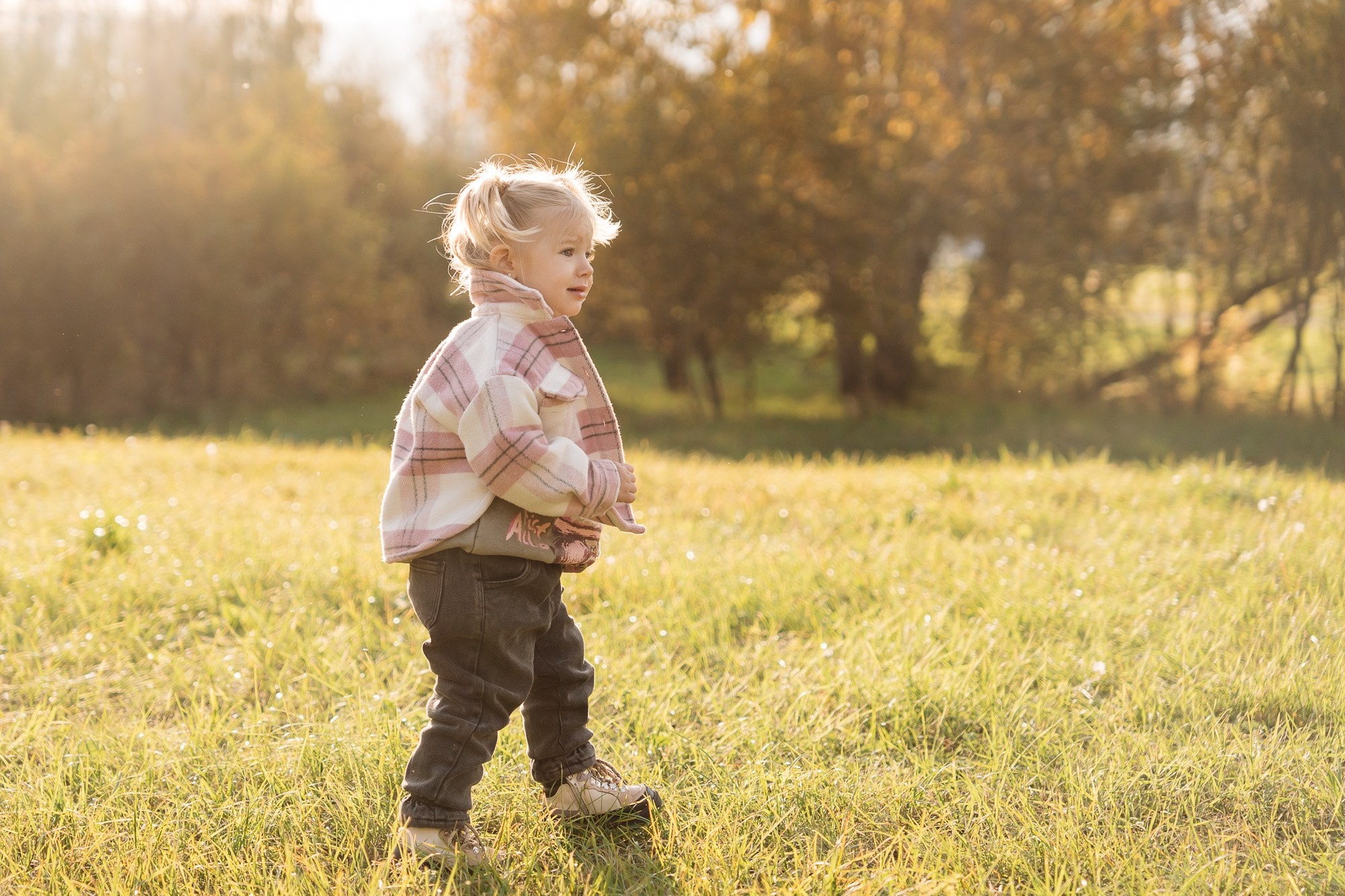 Мира и Тая на прогулке с родителями. Фотограф в Красноярске. Юлия Чаушанская
