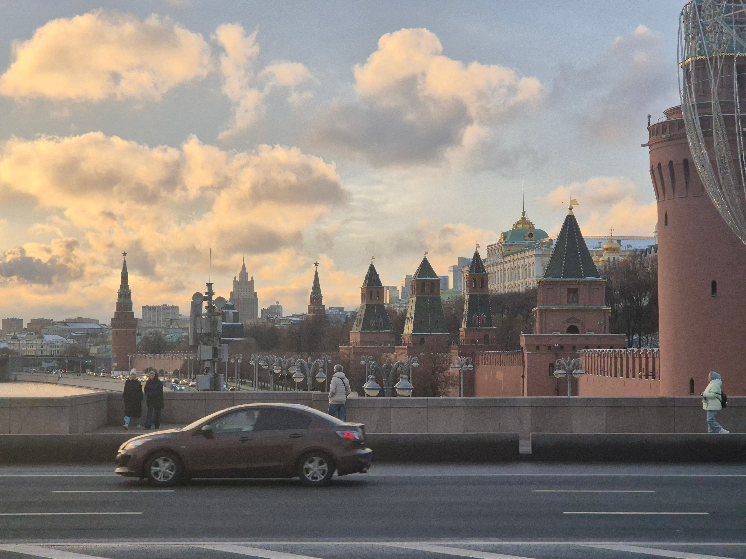 Кремль напомнил мне цветами пейзаж из детства, что висел на стене у бабушки с дедушкой