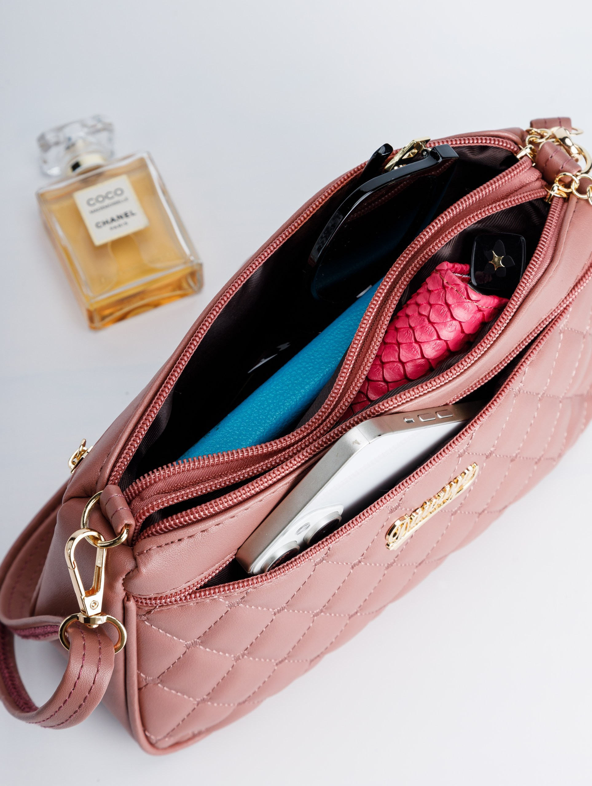 Съемка розовой и черной сумки для маркетплейса. Студия коммерческой съемки ХВОЯ