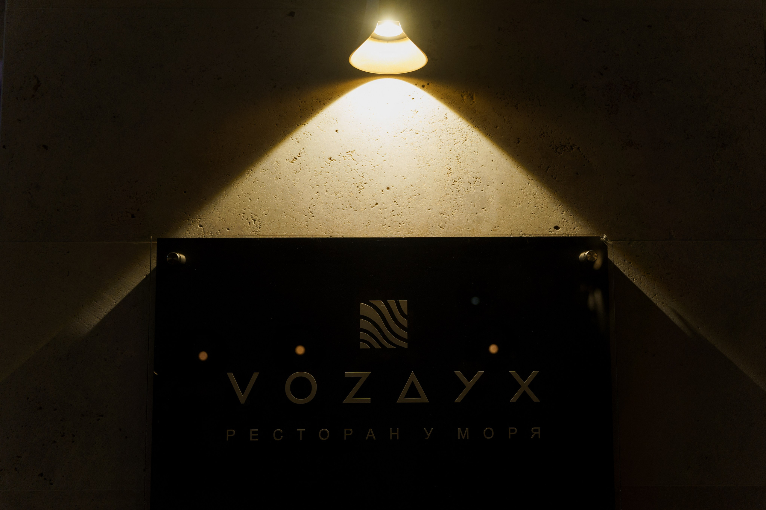 Красивое обручение на берегу чёрного моря в Лермонтово от ТВИНС СТУДИО. ТВИНС СТУДИО — лучшие свадебные фотографы и видеографы в Краснодаре