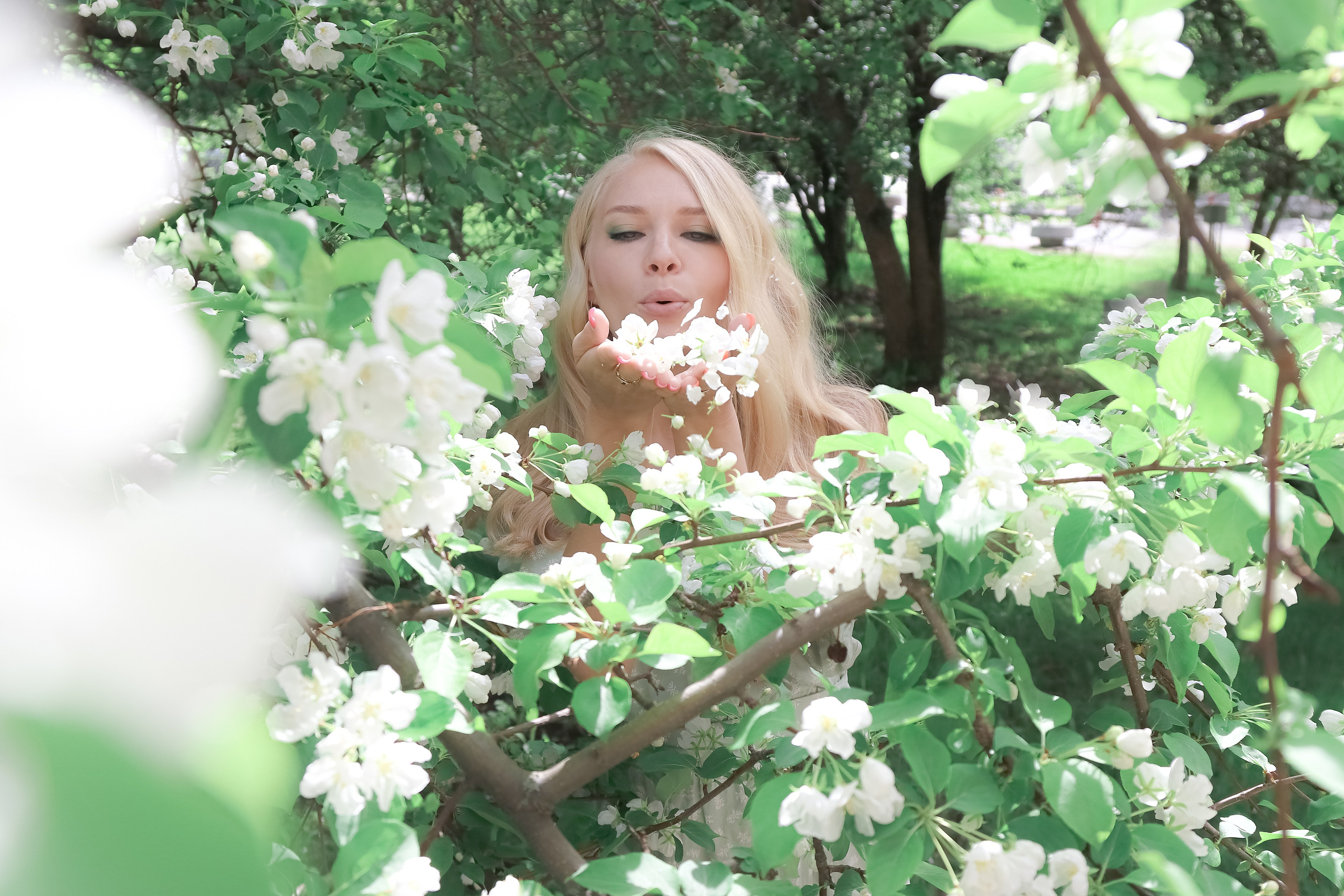 Любовь и цветущая яблоня. Портретный и пейзажный фотограф Никита Павлов