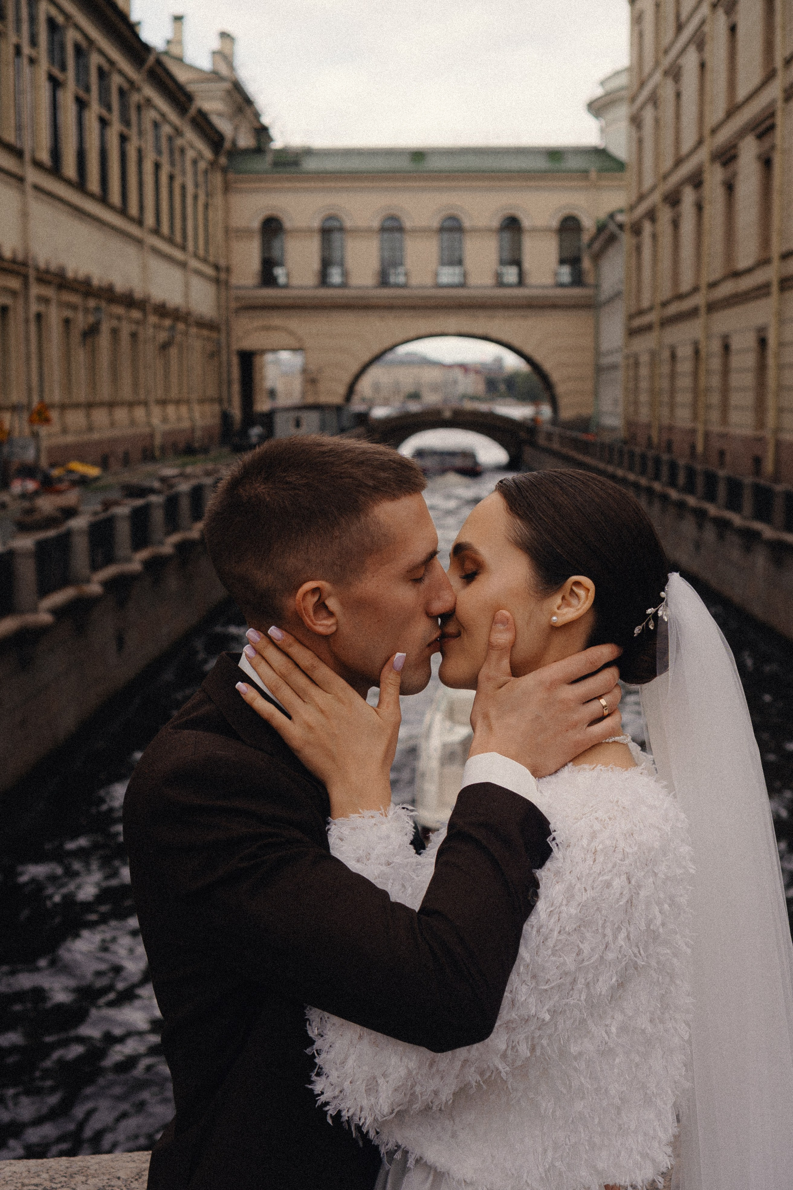 СВАДЕБНАЯ ПРОГУЛКА В САНТК-ПЕТЕРБУРГЕ (ИСАКИЕВСКИЙ СОБОР, ЗИМНЯЯ КАНАВКА, ЭРМИТАЖ И БОЛЬШАЯ МОРСКАЯ УЛИЦА). Профессиональный фотограф, Санкт-Петербург — Виктория Богомолова