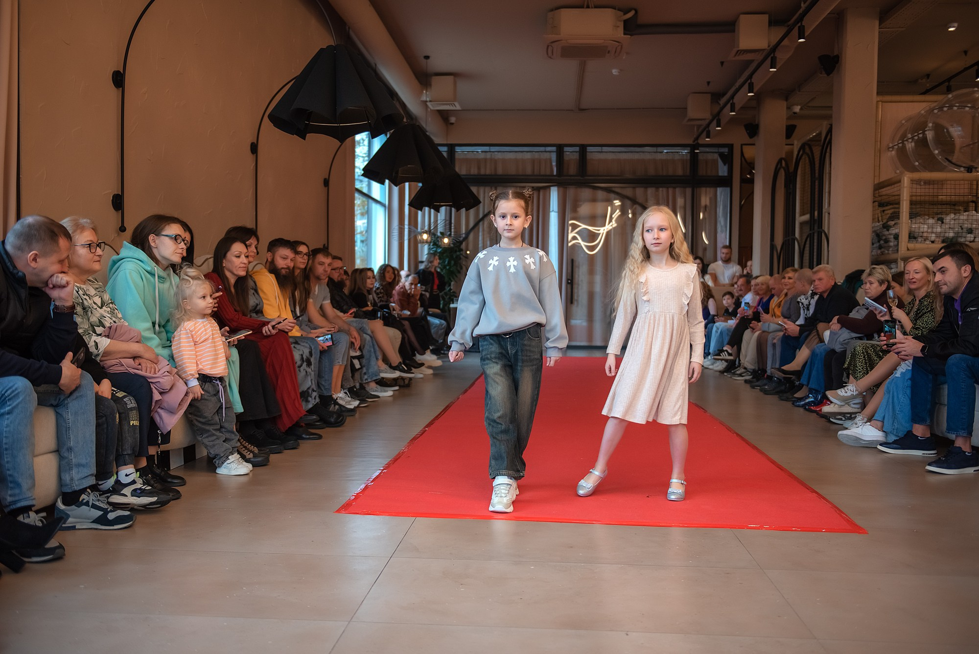 HAPPYkids дефиле в день мамы. Семейный и коммерческий фотограф в Сочи Александр Бодунов