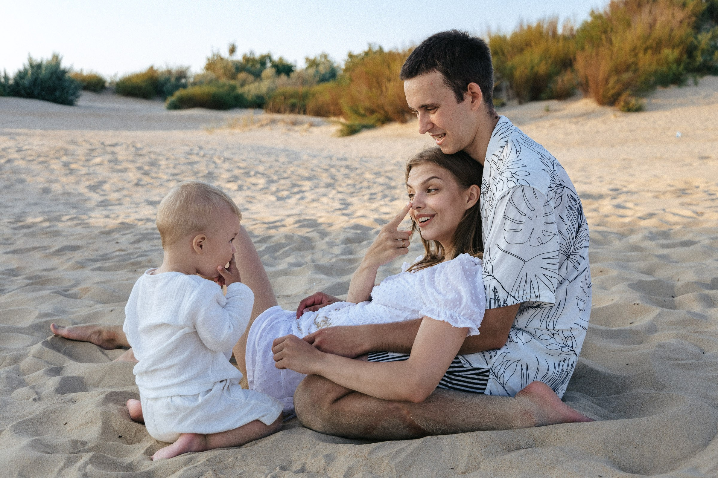 семейная фотосессия с младенцем на море в Анапе