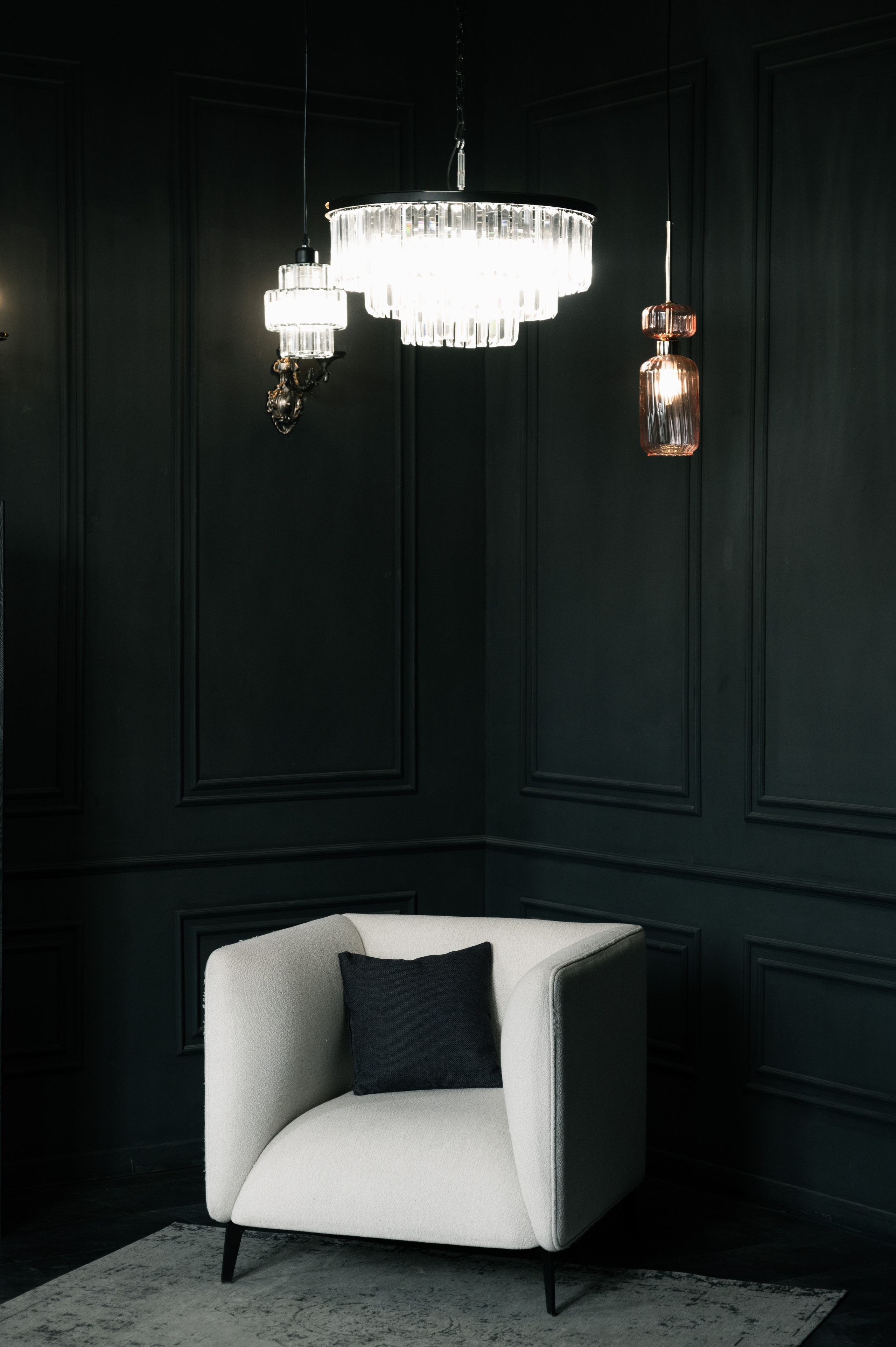 Темный зал для фотосессий в будуарном стиле. Эстетичный интерьер, все необходимое оборудование для съемки. 