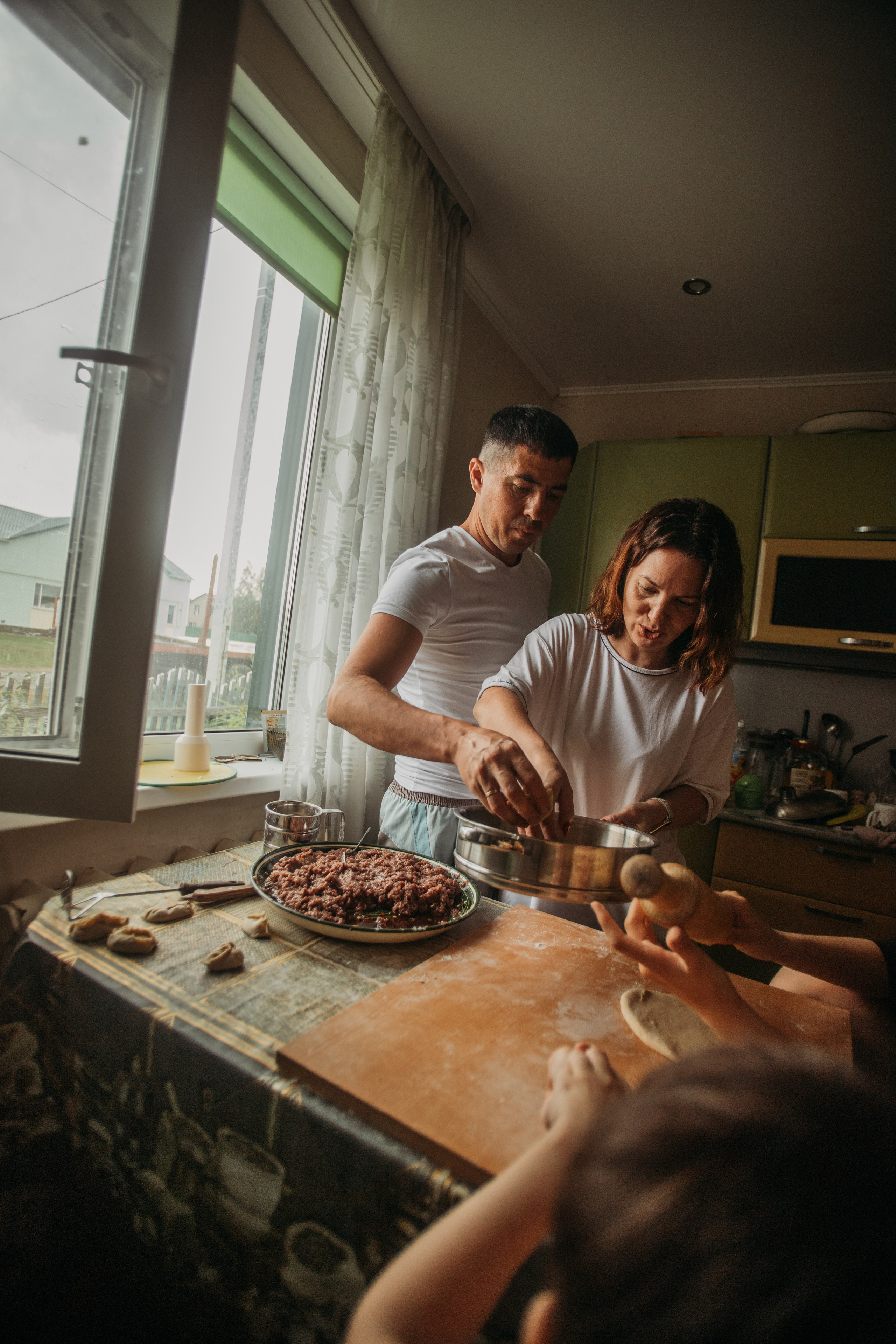 Домашняя фотосессия моей семьи. Венера Гайн. Репортажный фотограф  Тюмень. Обучение фотографии с 0