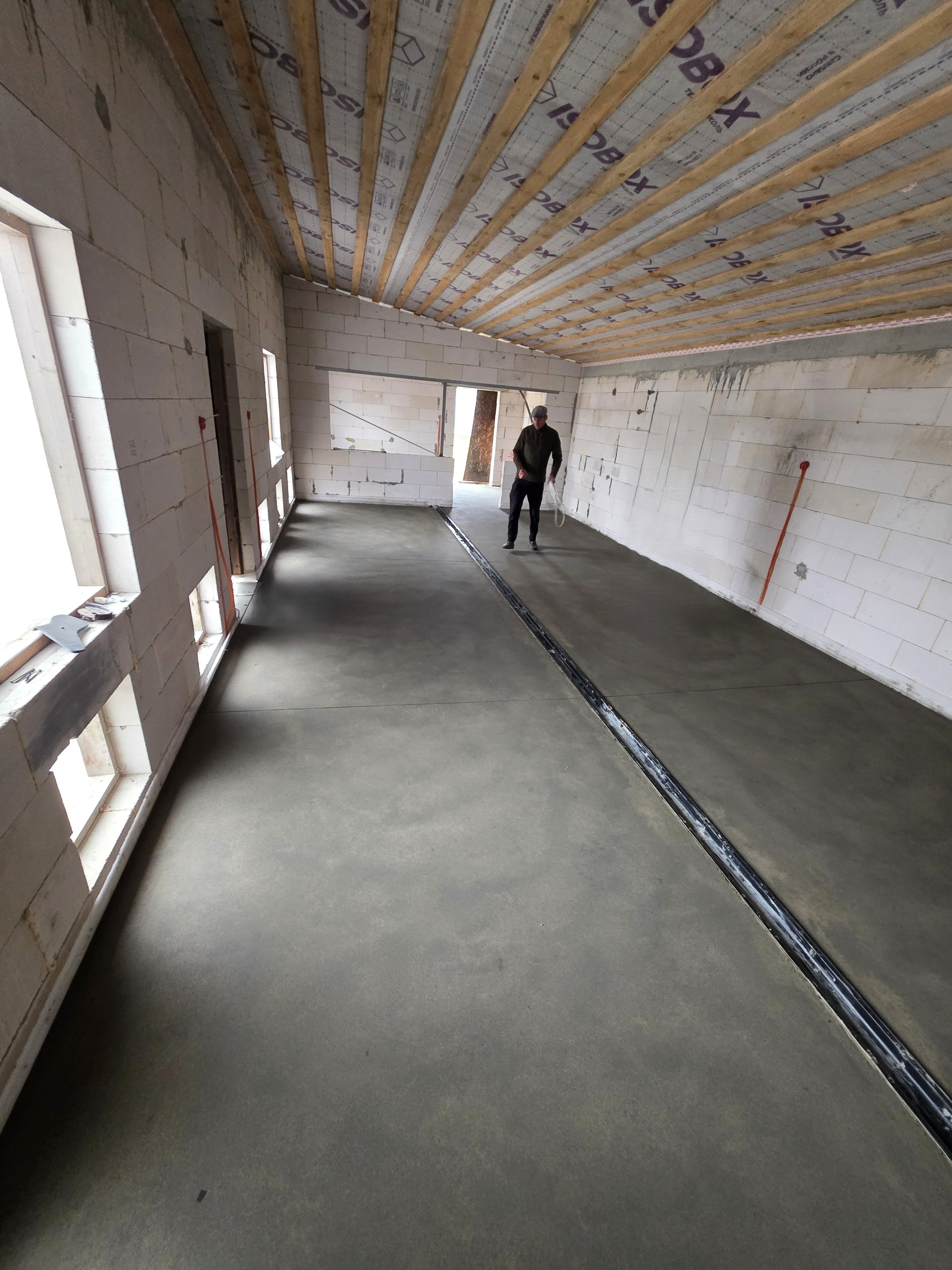 Готовый пол после заливки в питомнике МД-006