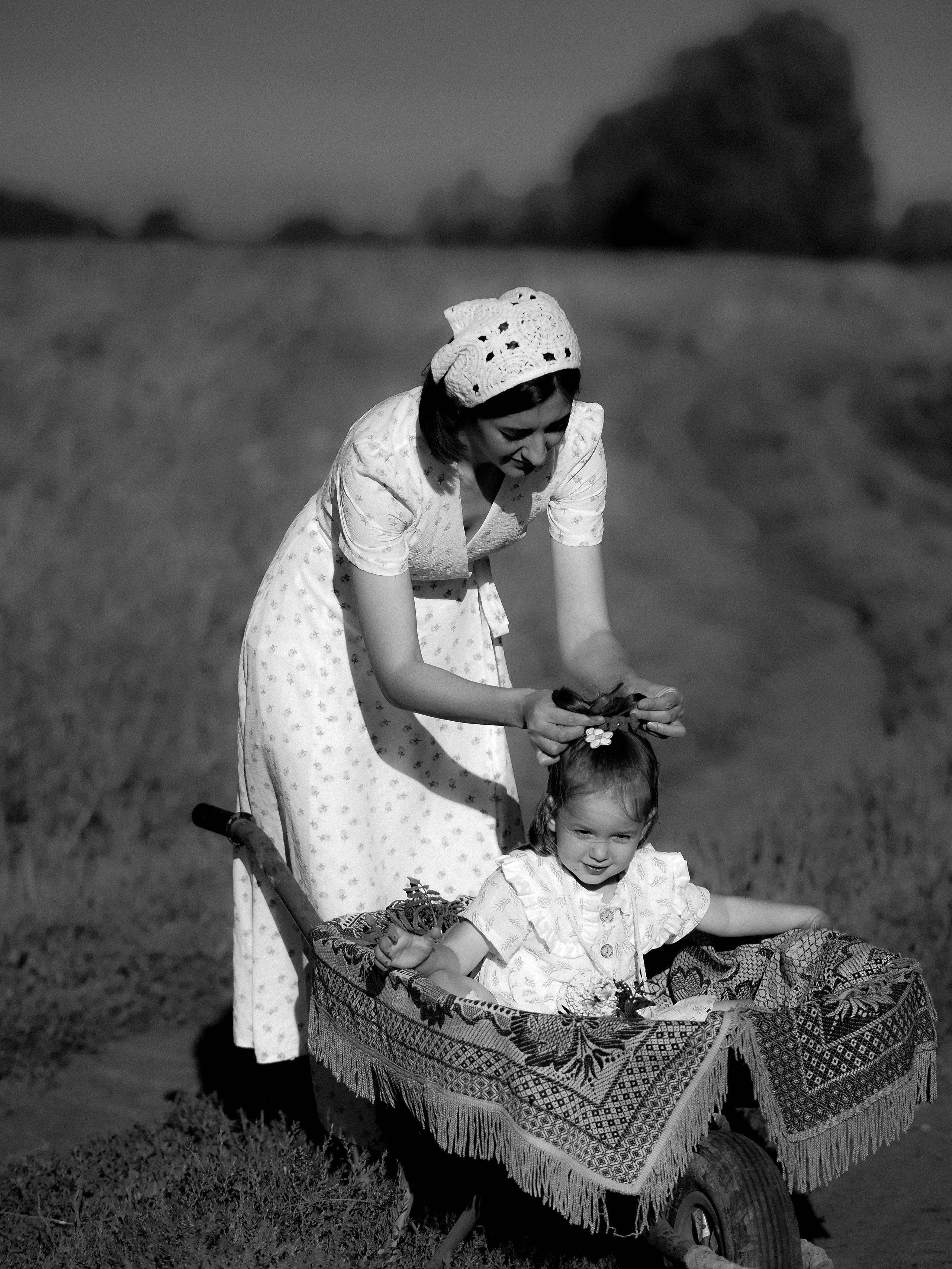 Гоняться по полю на тачке с мамой и папой. Обижаться. Смеяться. Фотограф Рязань. Семейный Свадебный фотограф