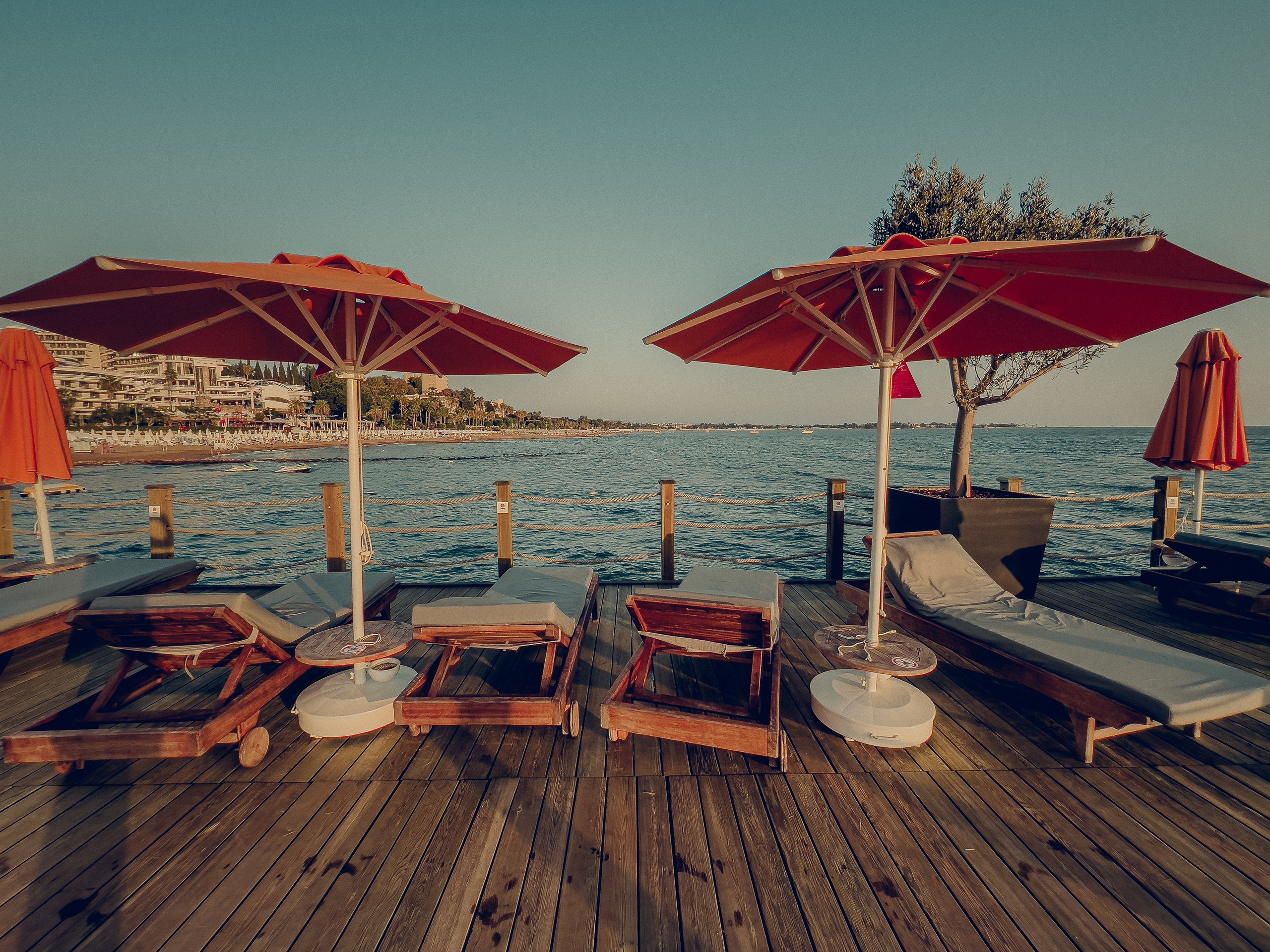 пляжные зонты у моря