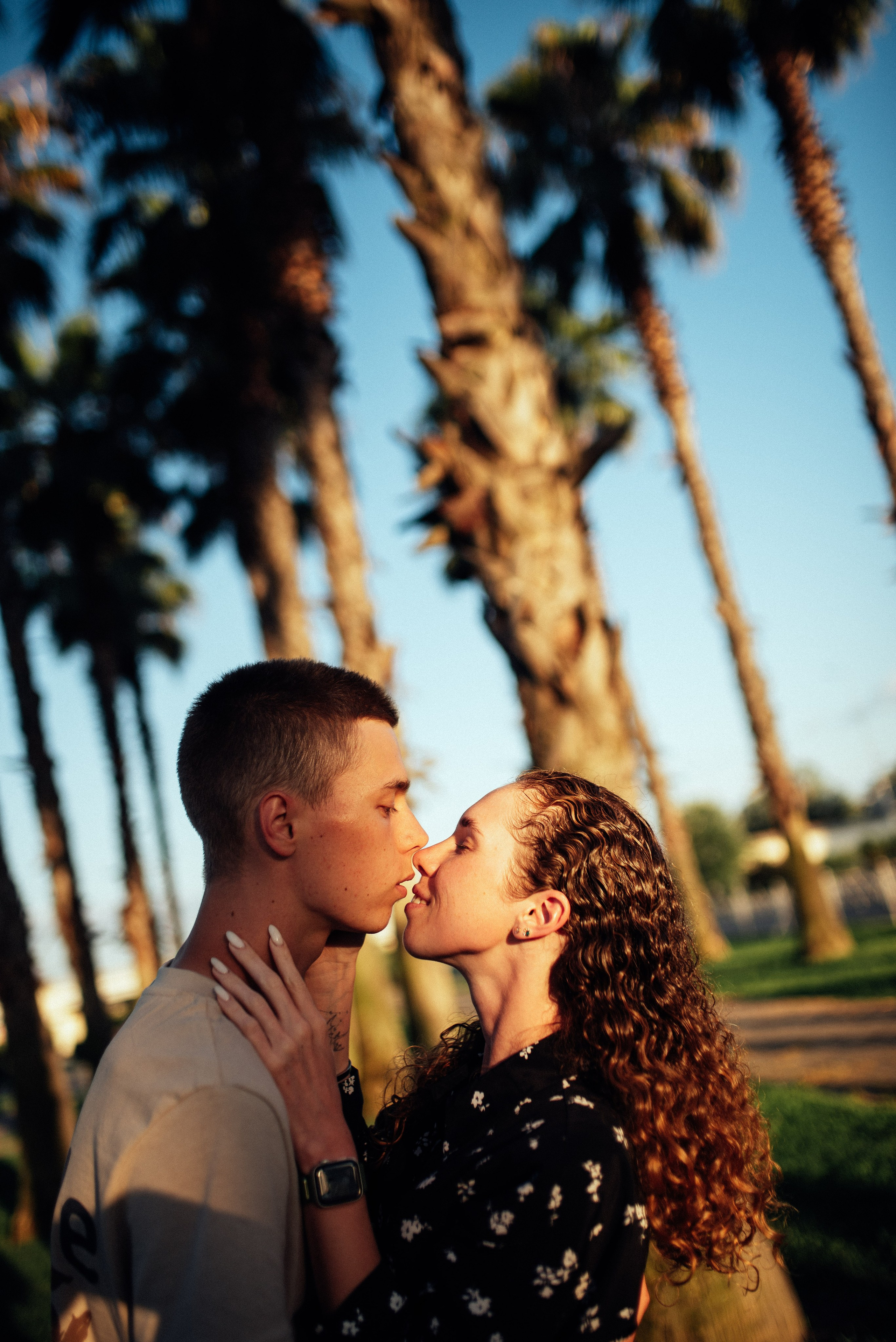 Фотосессия lovstory лавстори в Сириусе на аллее пальм. Фотограф в Сочи — Маргарита Поганова