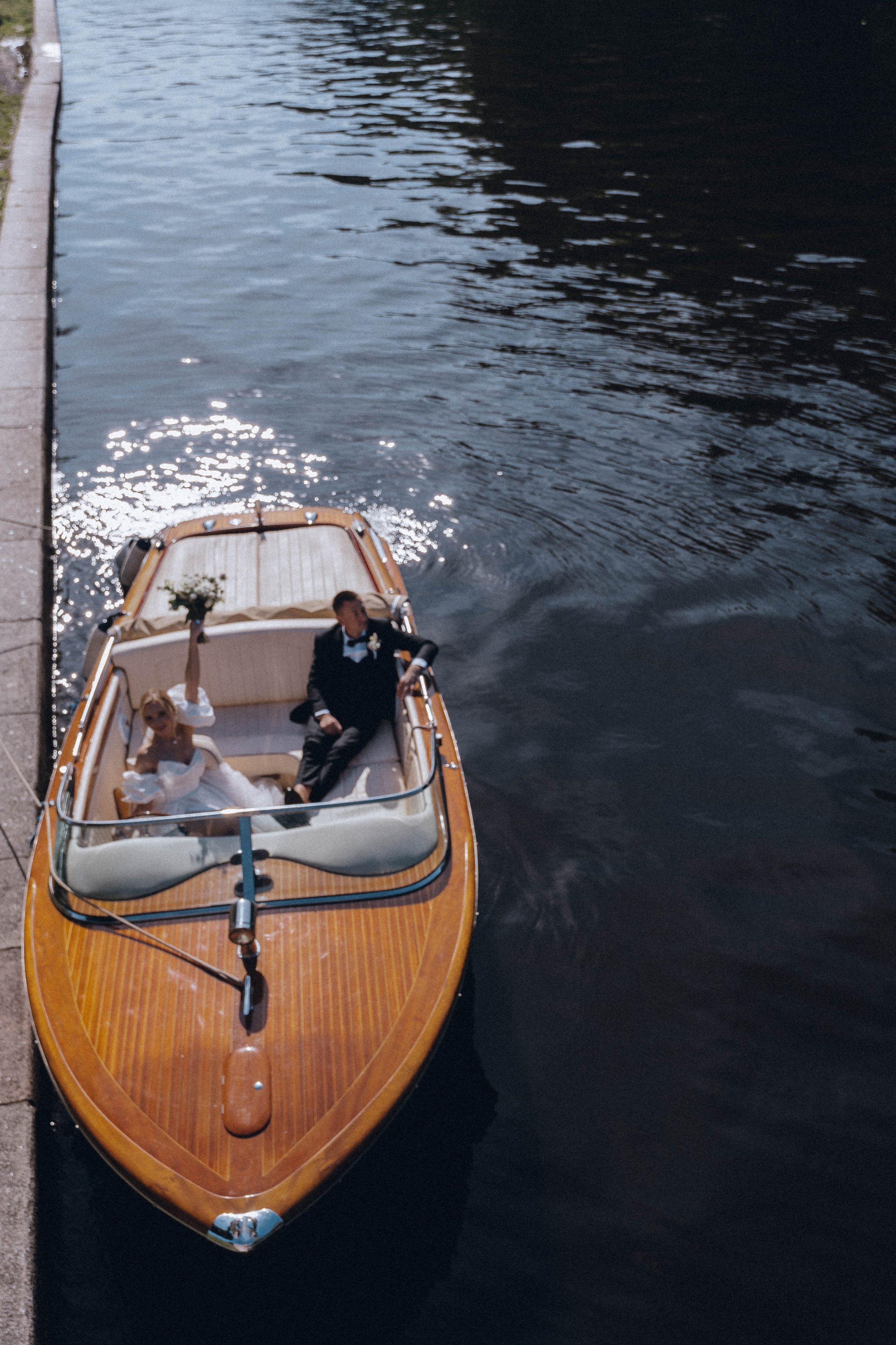 СВАДЕНБНАЯ СЬЕМКА НА КАТЕРЕ ПО КАНАЛАМ САНКТ-ПЕТЕРБУРГА И В АКВАТОРИИ НЕВЫ. Профессиональный фотограф, Санкт-Петербург — Виктория Богомолова