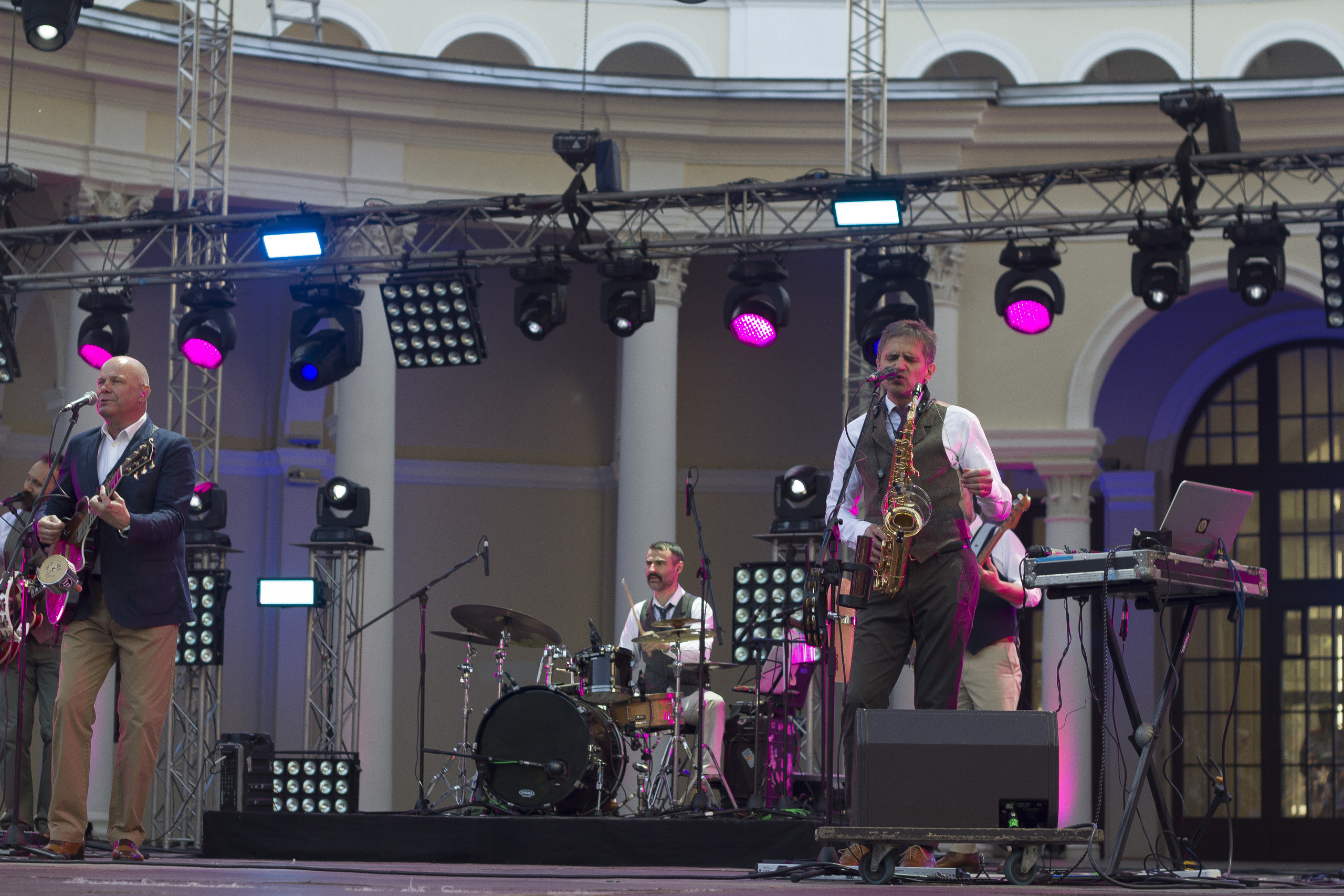 Концерт. Несчастный случай. Обо всём