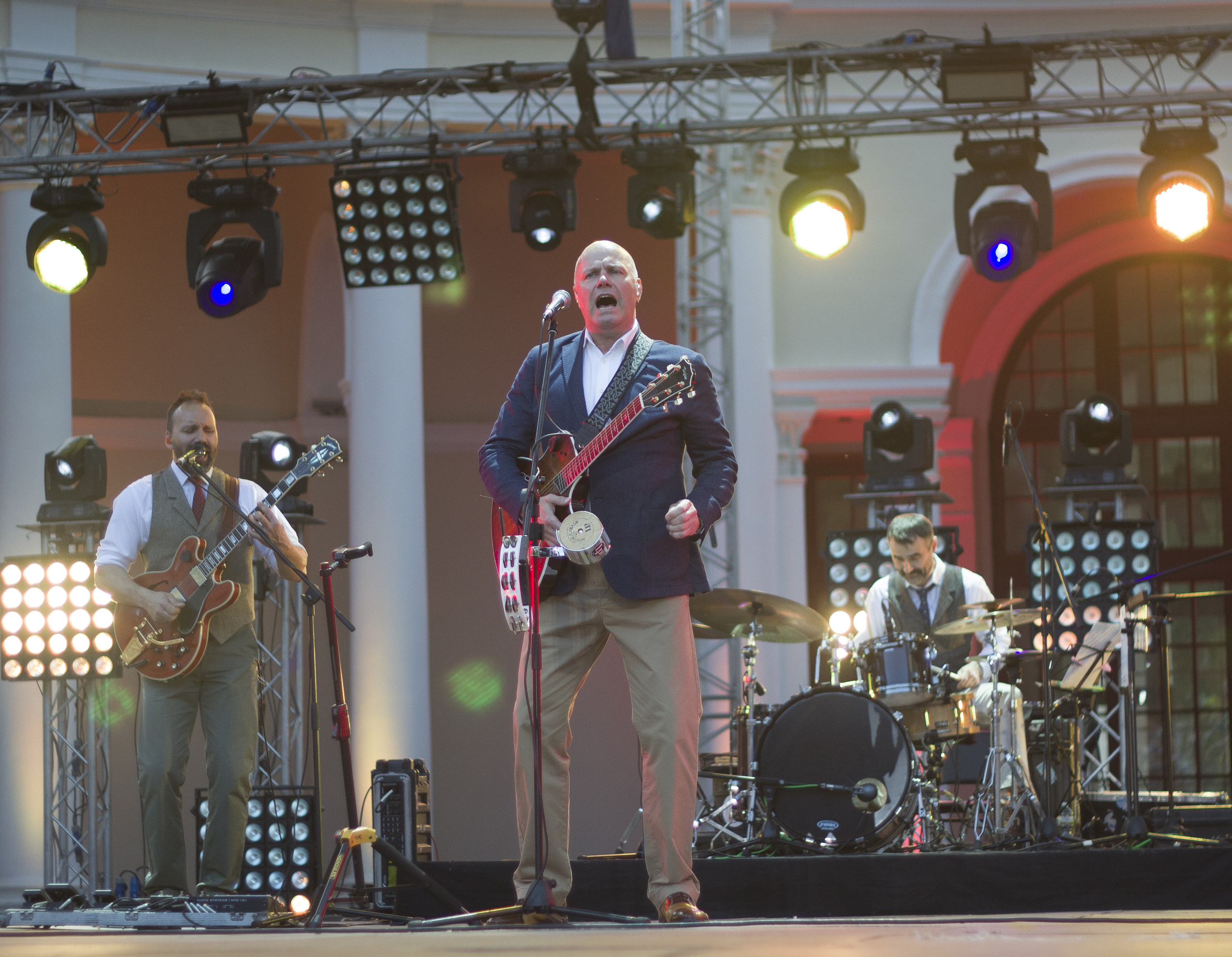 Концерт. Несчастный случай. Обо всём