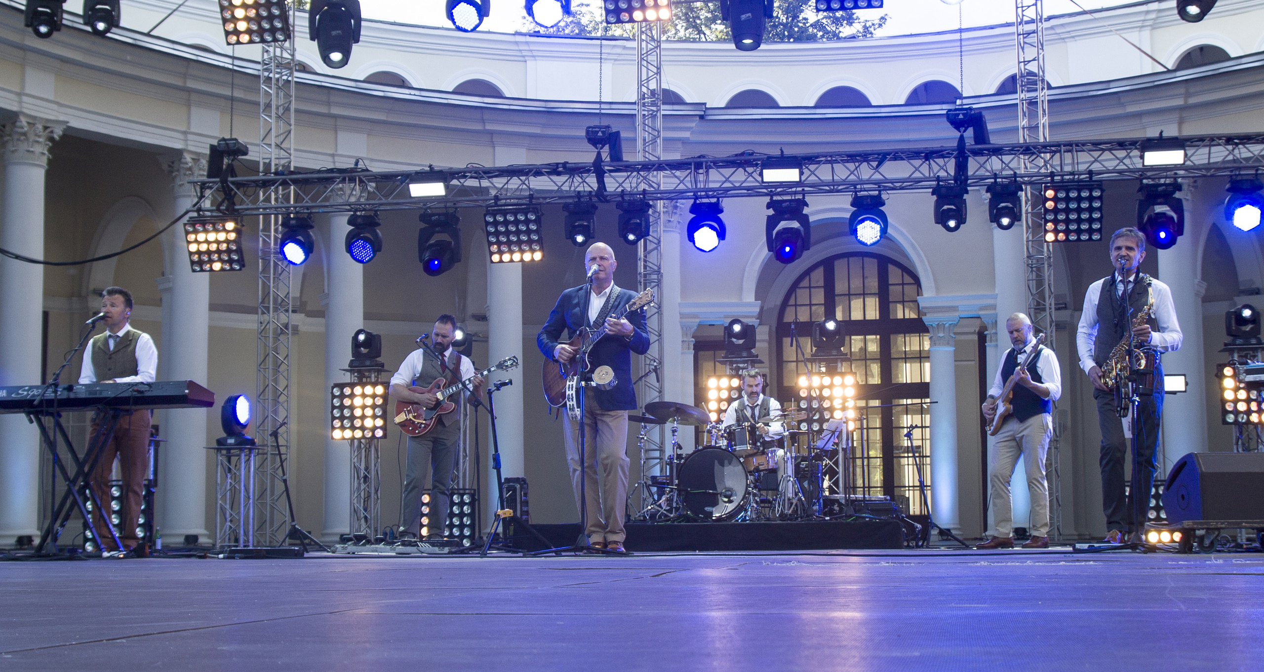 Концерт. Несчастный случай. Обо всём